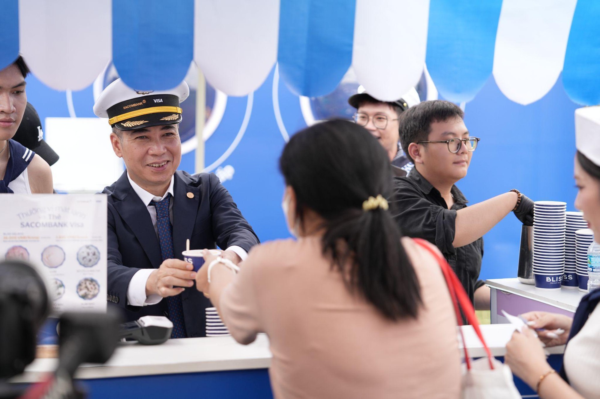 Từ Fast-track đến biển lightstick: Trải nghiệm đi concert siêu khác biệt của chủ thẻ SACOMBANK Visa - Ảnh 6.