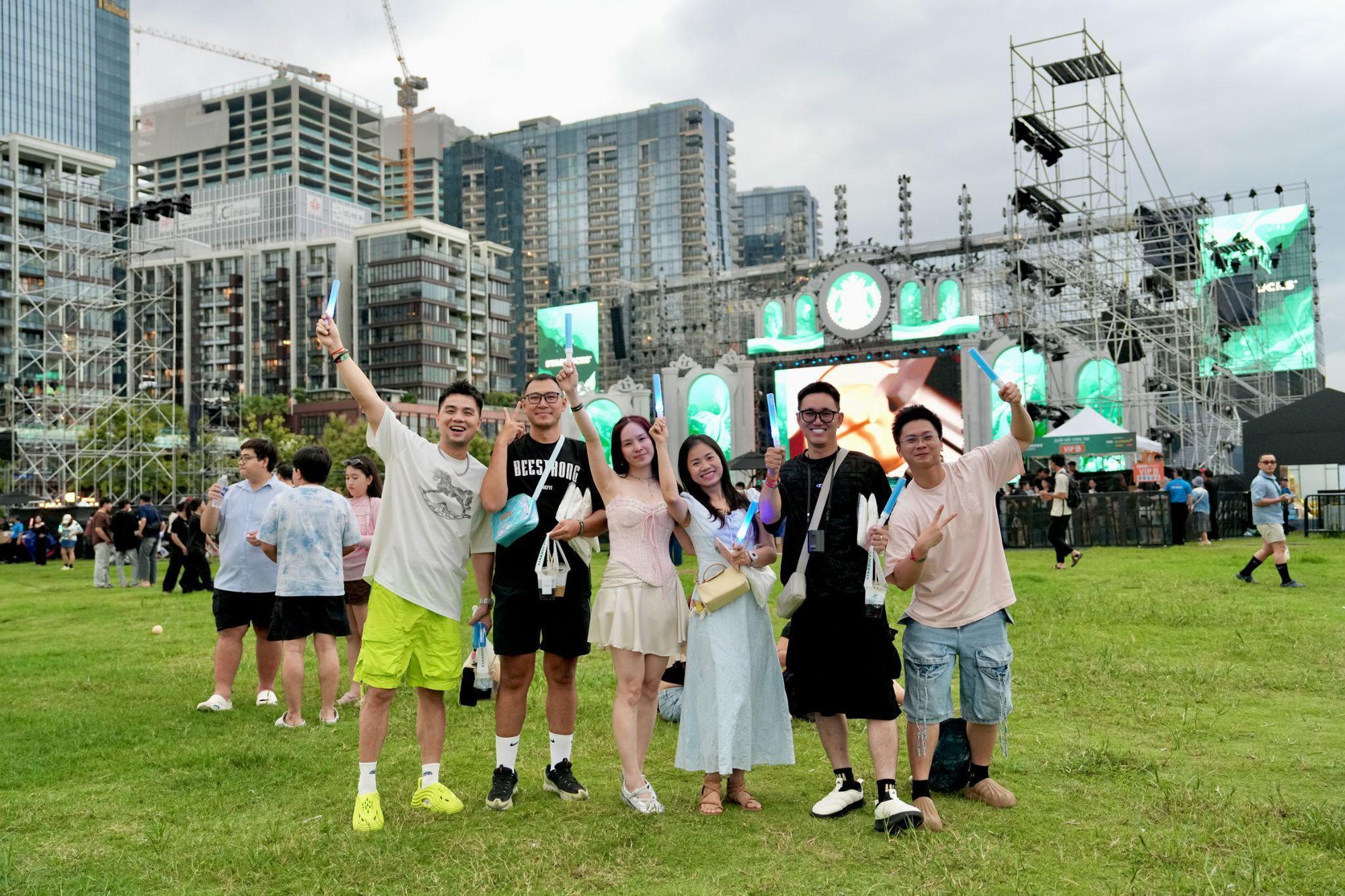 Từ Fast-track đến biển lightstick: Trải nghiệm đi concert siêu khác biệt của chủ thẻ SACOMBANK Visa - Ảnh 8.