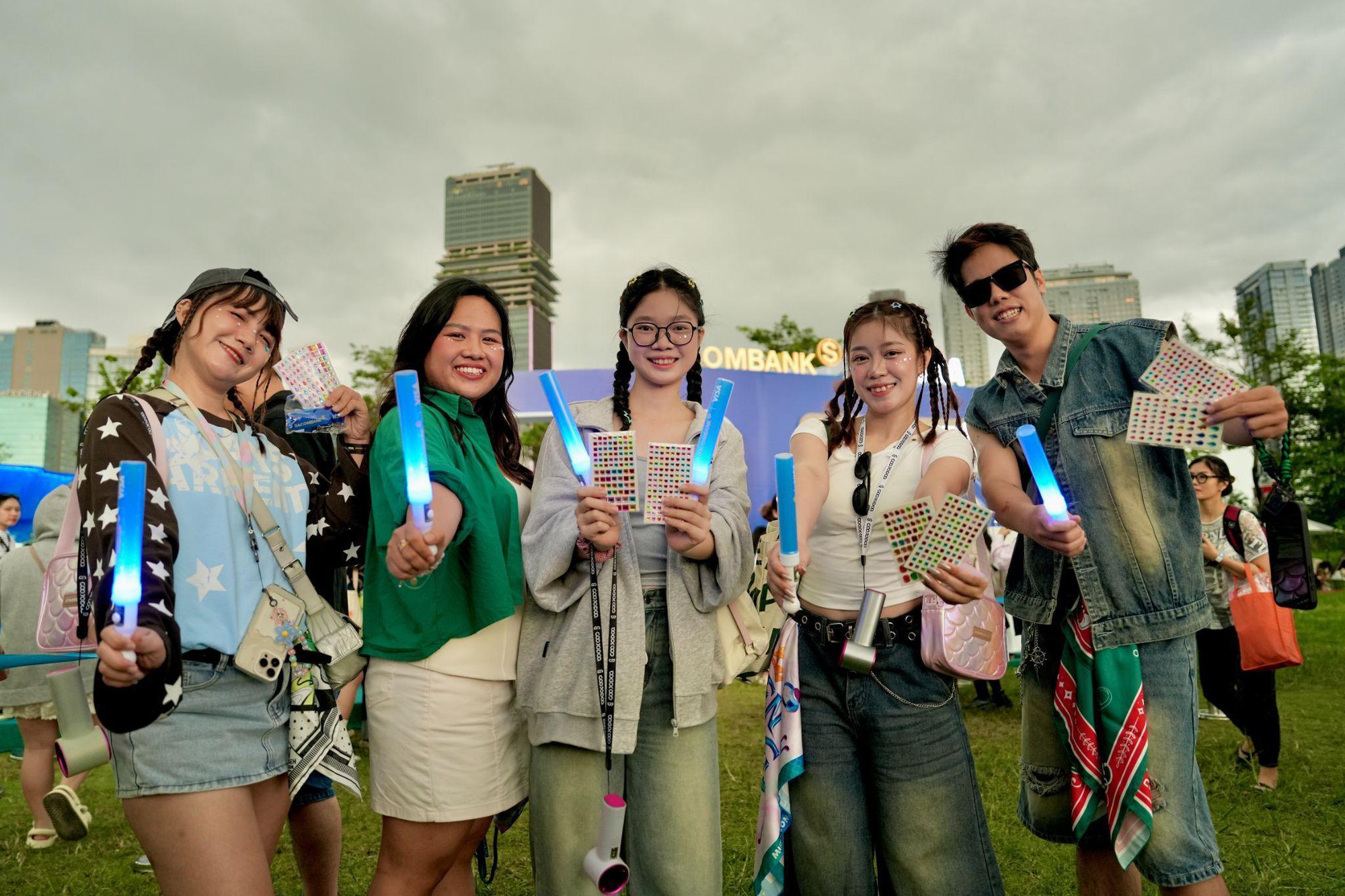 Từ Fast-track đến biển lightstick: Trải nghiệm đi concert siêu khác biệt của chủ thẻ SACOMBANK Visa - Ảnh 9.