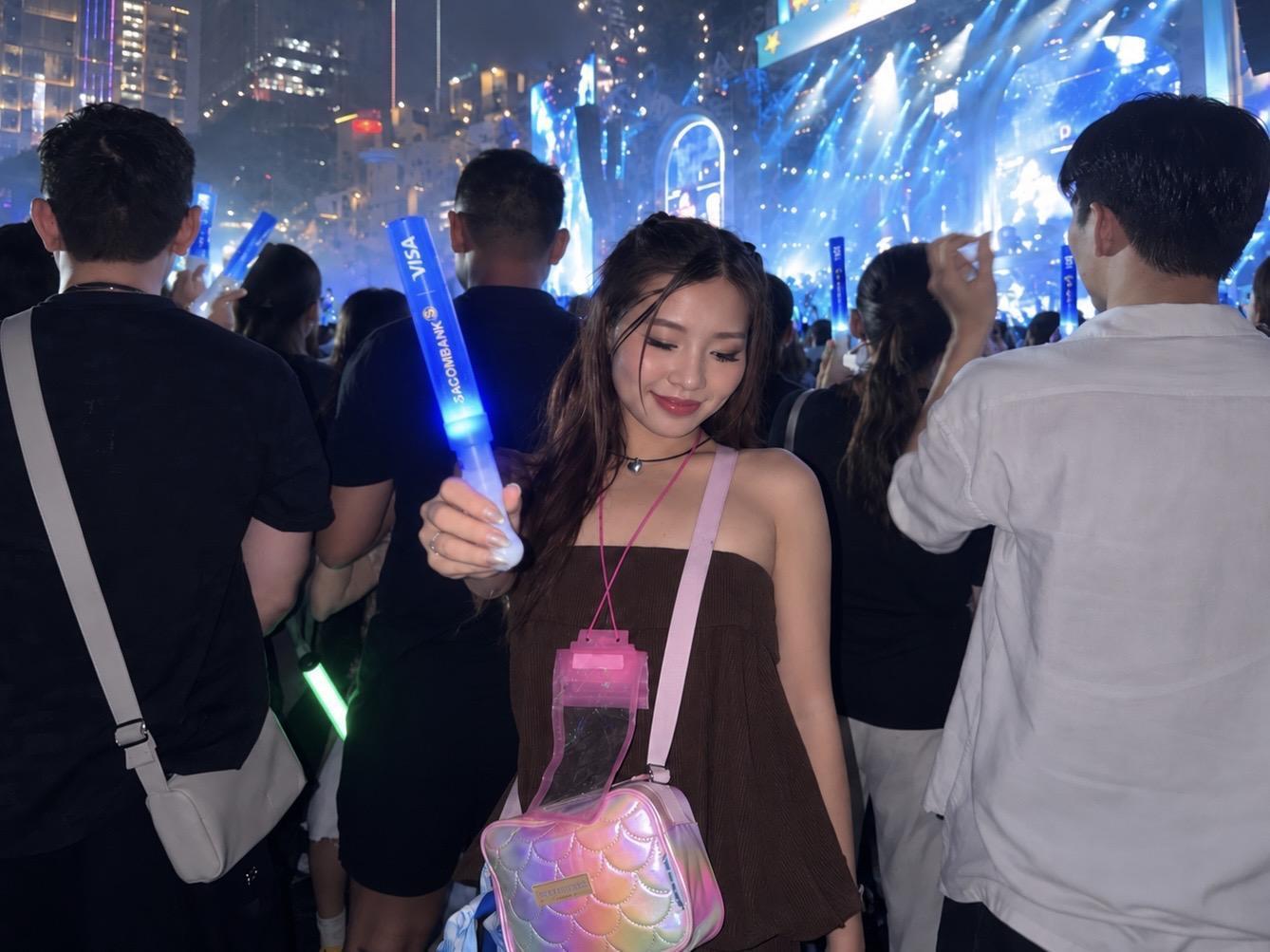 Từ Fast-track đến biển lightstick: Trải nghiệm đi concert siêu khác biệt của chủ thẻ SACOMBANK Visa - Ảnh 10.