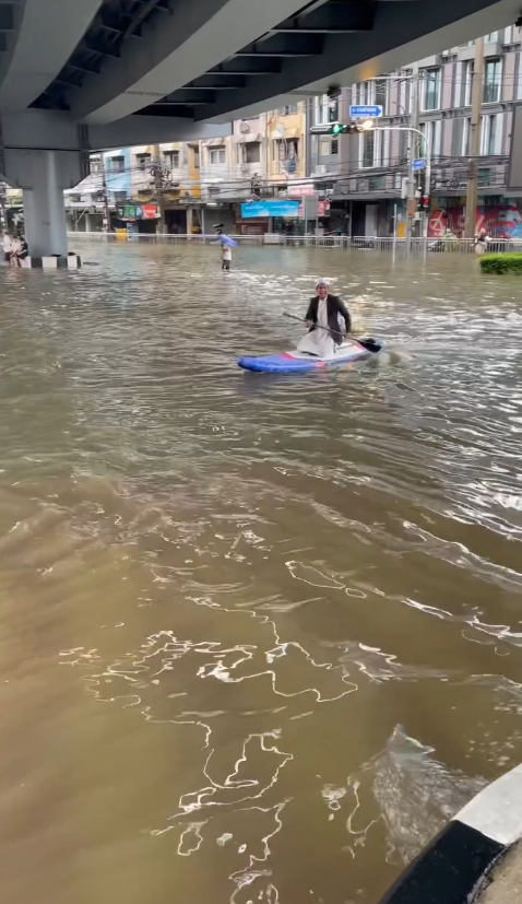 MC đám cưới chèo thuyền vượt đèn đỏ giữa ngày Bangkok ngập lụt, cảnh sát giao thông nói 1 câu hút 17 triệu người - Ảnh 1.