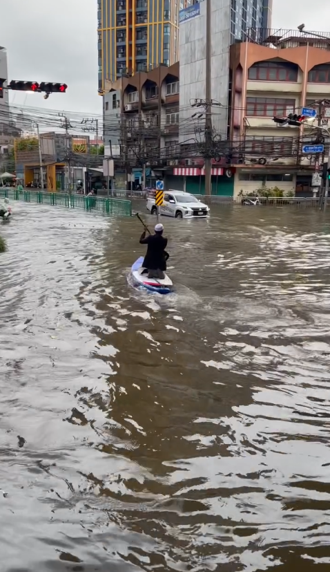 MC đám cưới chèo thuyền vượt đèn đỏ giữa ngày Bangkok ngập lụt, cảnh sát giao thông nói 1 câu hút 17 triệu người - Ảnh 2.