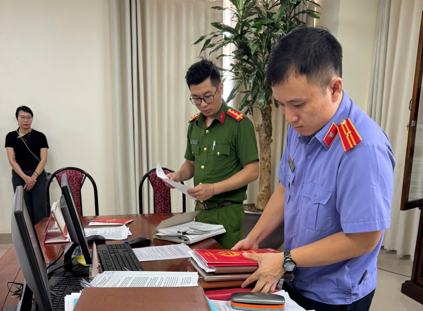 Ra lệnh bắt tạm giam, khám xét nơi làm việc của trưởng phòng thuế Lộc Thị Hồng - Ảnh 3.