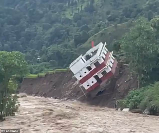 VIDEO: Sạt lở ở Nepal khiến nhà cửa sụp đổ, người dân hoảng loạn tháo chạy- Ảnh 1.