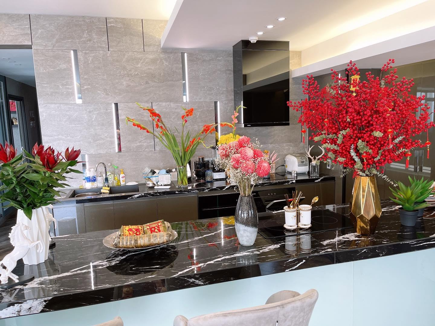 Căn nhà có phòng khách rộng 100m2 của mỹ nhân Trại Buôn Người - Ảnh 5.