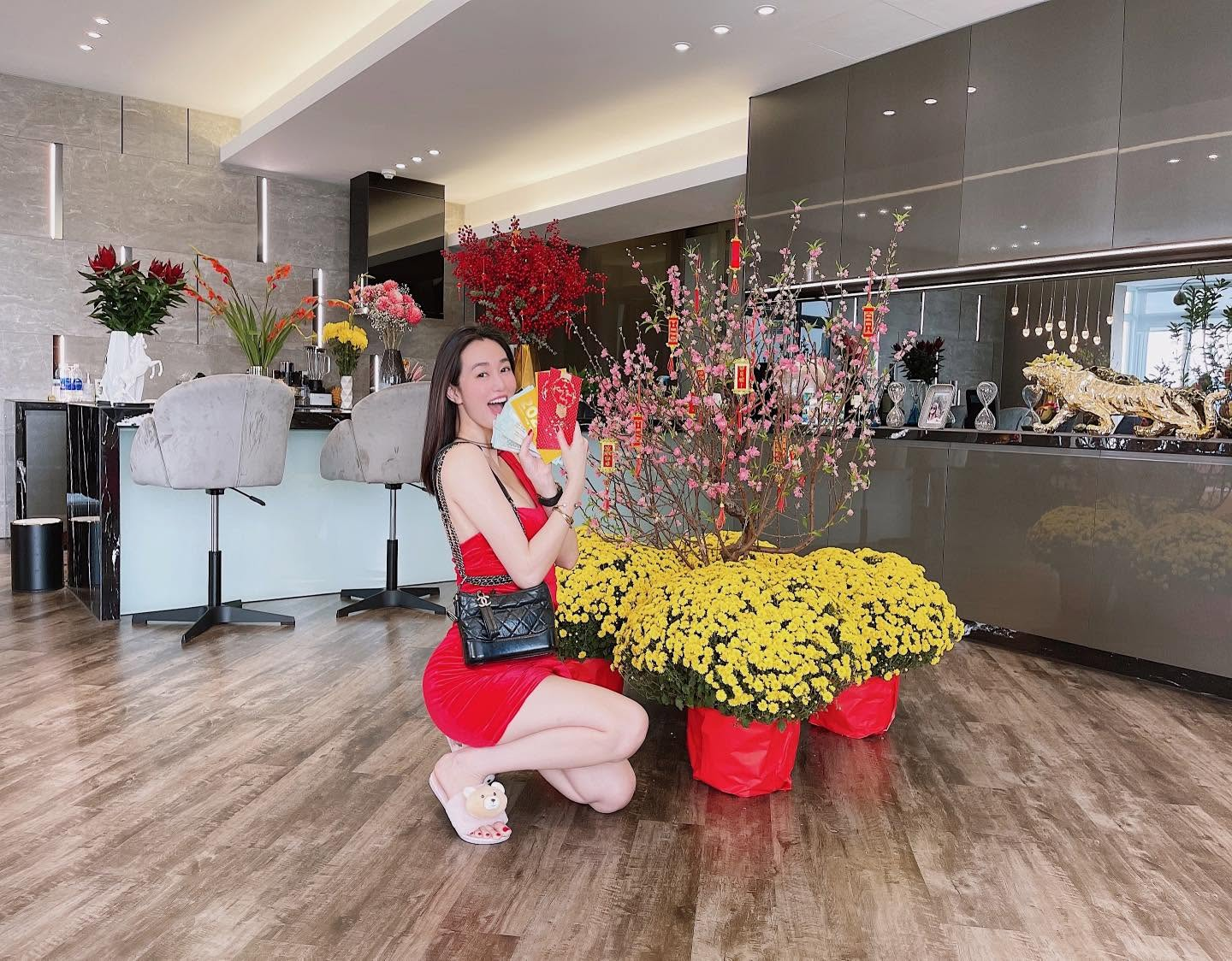 Căn nhà có phòng khách rộng 100m2 của mỹ nhân Trại Buôn Người - Ảnh 4.