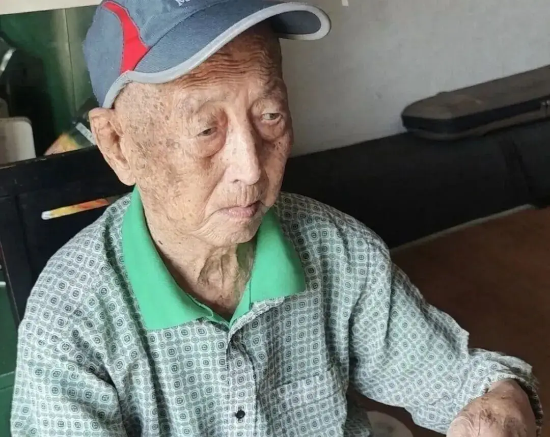 Cụ ông 100 tuổi ngày ngủ hơn 18 tiếng, bữa nào cũng phải có thịt, mỗi tháng ăn vài kg đường phèn: Bí quyết sống thọ lại nằm ở điều này - Ảnh 1.