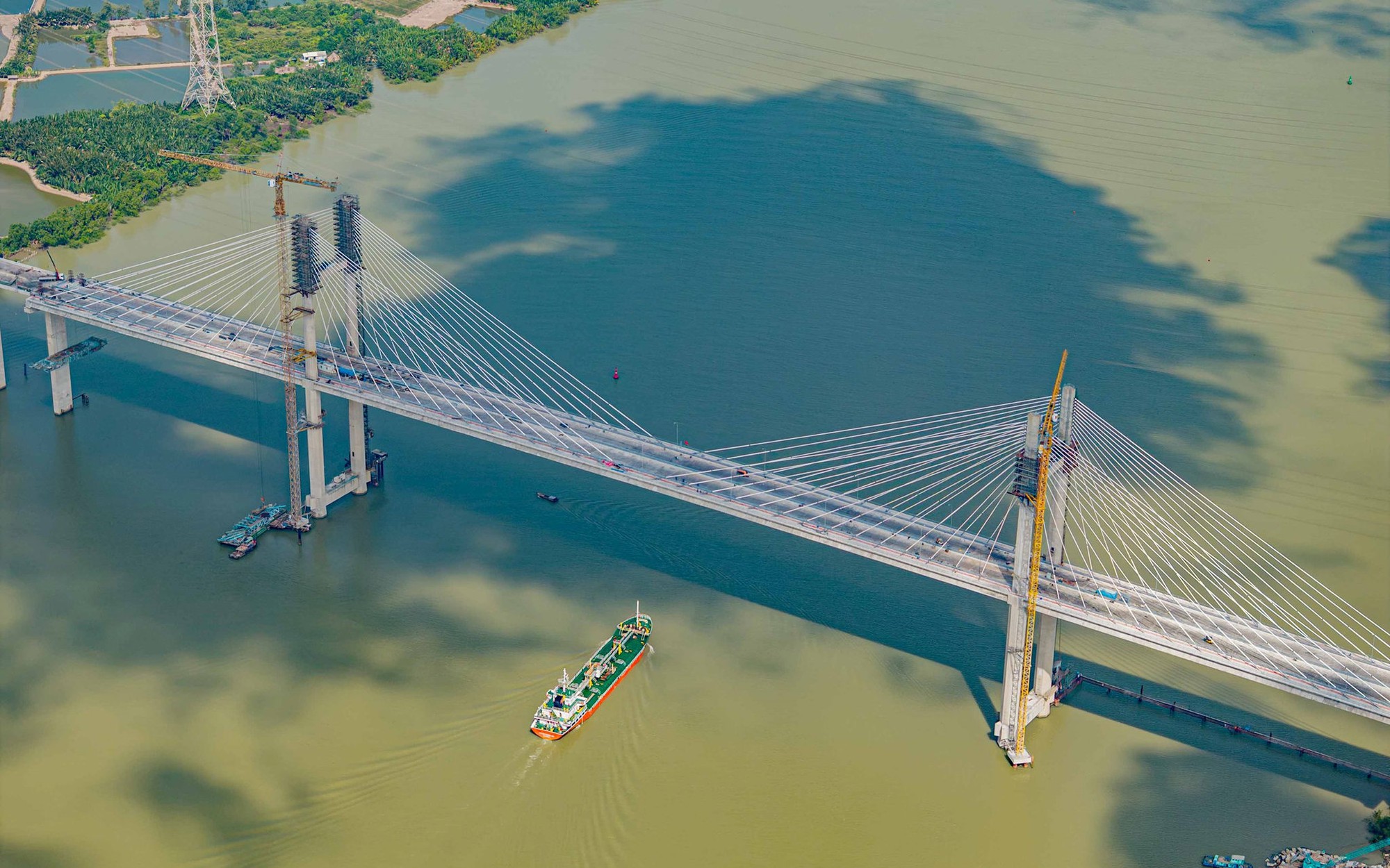 Ngày mai - 30/9, cầu dây văng 3.500 tỷ đồng chính thức thông xe: là 1 phần của tuyến cao tốc đắt bậc nhất Việt Nam, giúp tàu biển trọng tải hơn 30.000 tấn lưu thông