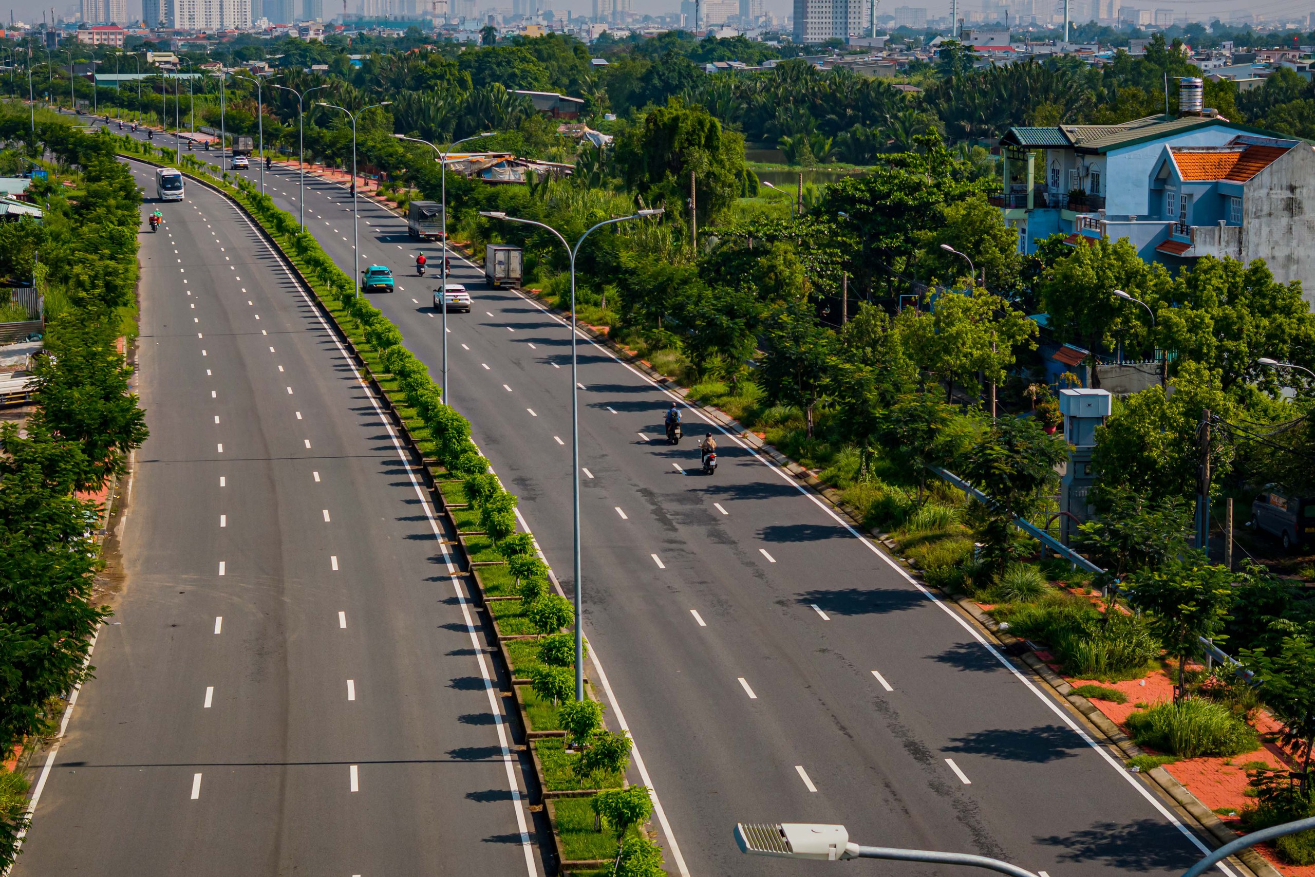 Gỡ xong "nút thắt" 250m, tuyến Quốc lộ 1.500 tỷ cửa ngõ phía Nam lột xác: Đường lớn mở đến đâu, nhà phố đua nhau mọc lên đến đó  - Ảnh 5.