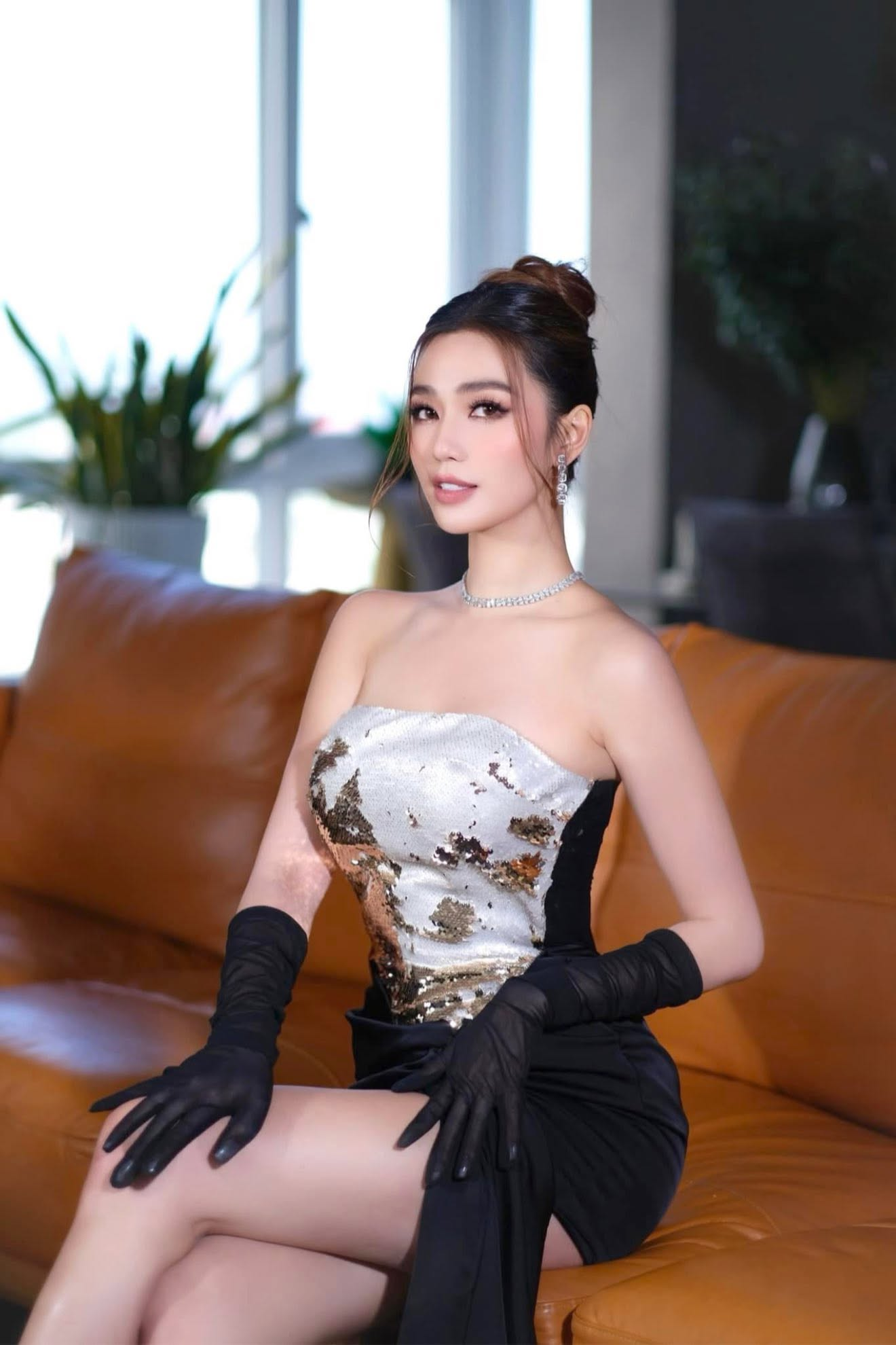 Căn nhà có phòng khách rộng 100m2 của mỹ nhân Trại Buôn Người - Ảnh 3.