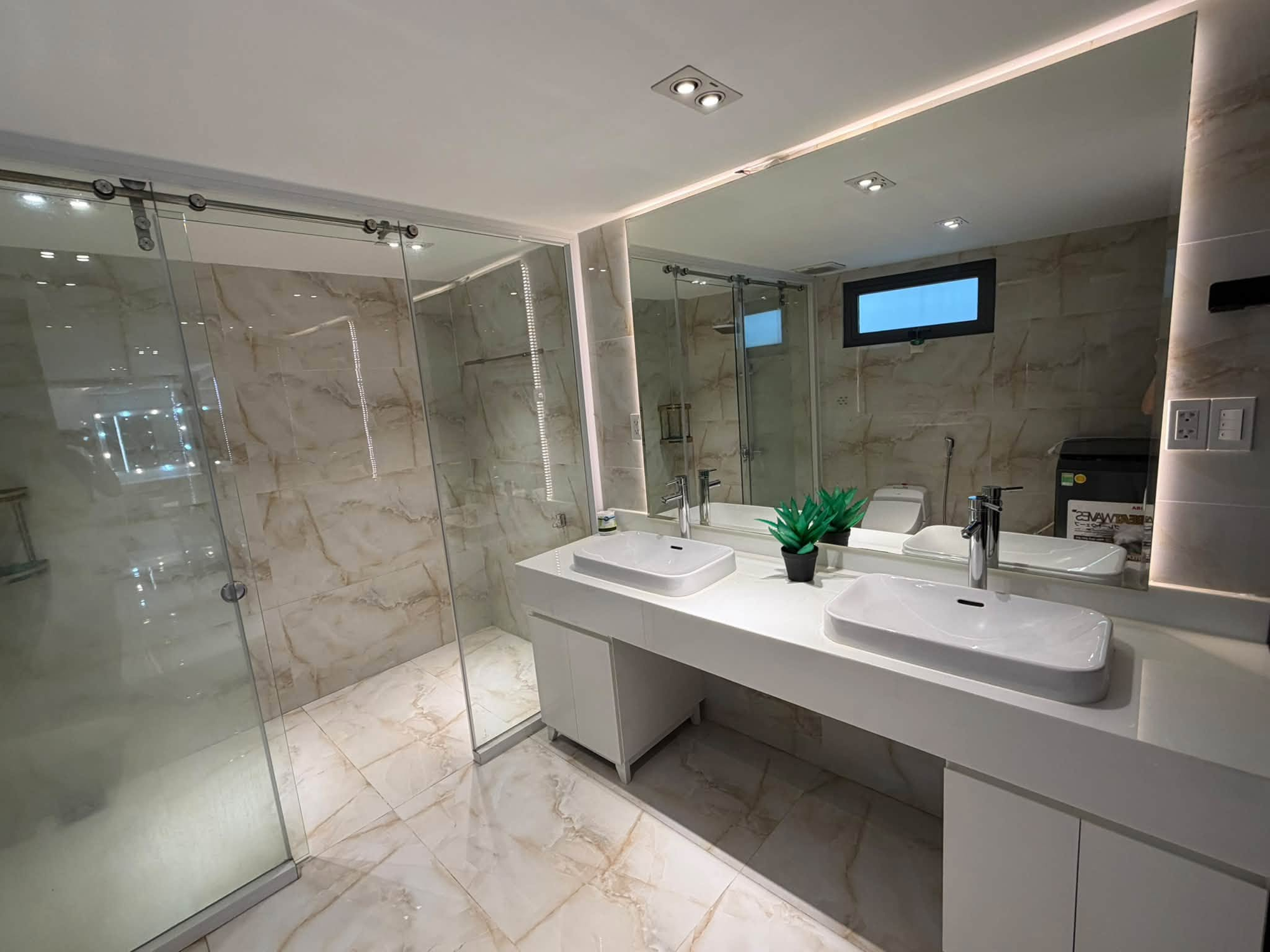Căn nhà có phòng khách rộng 100m2 của mỹ nhân Trại Buôn Người - Ảnh 10.
