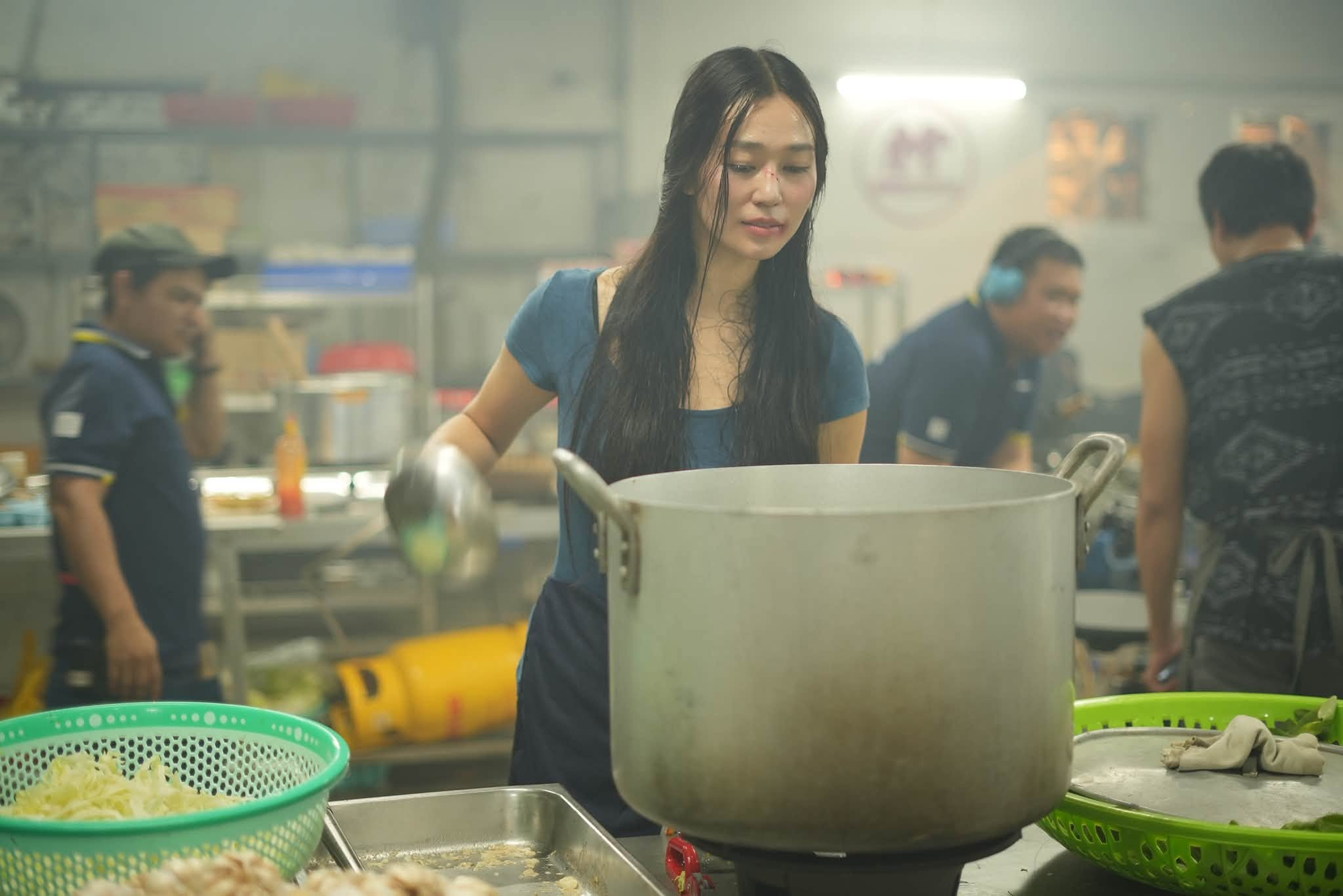 Căn nhà có phòng khách rộng 100m2 của mỹ nhân Trại Buôn Người - Ảnh 1.