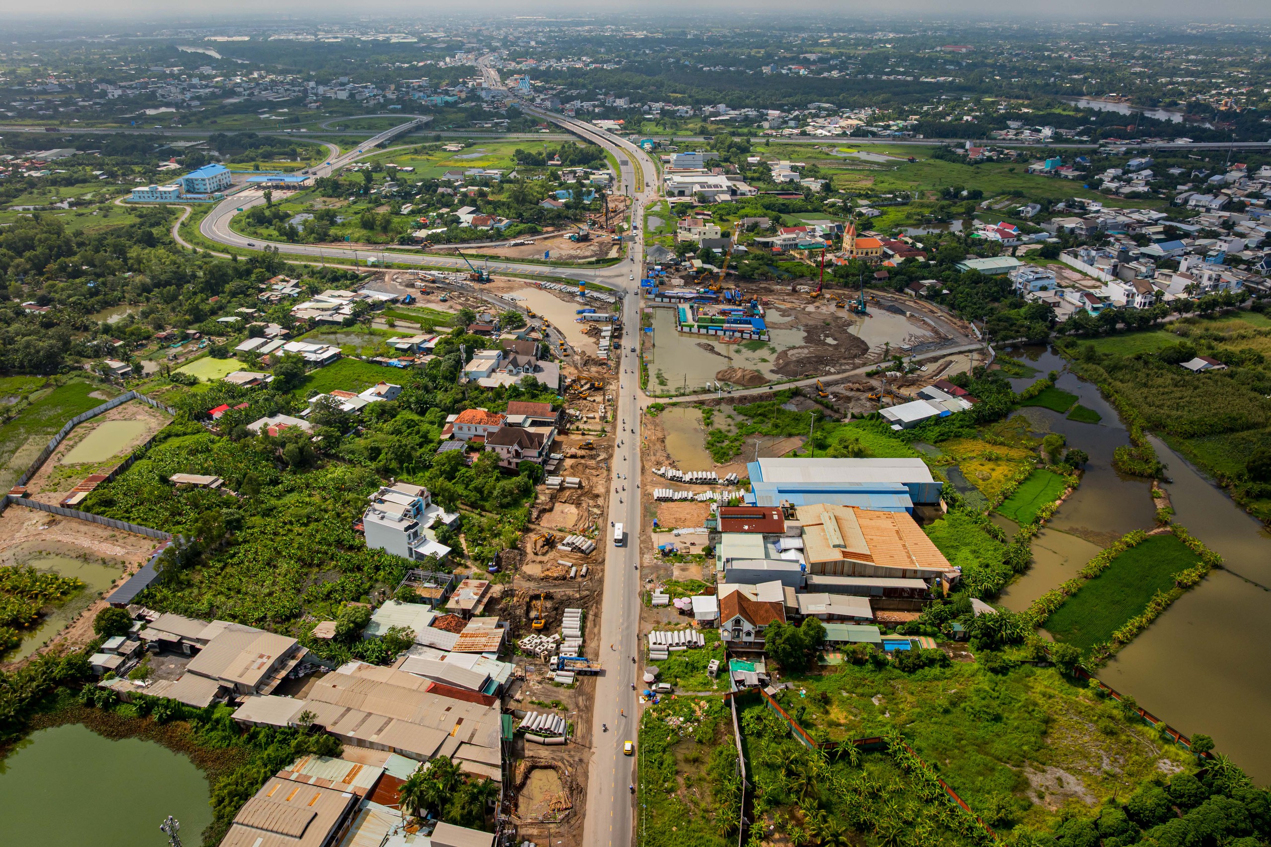 Gỡ xong "nút thắt" 250m, tuyến Quốc lộ 1.500 tỷ cửa ngõ phía Nam lột xác: Đường lớn mở đến đâu, nhà phố đua nhau mọc lên đến đó  - Ảnh 9.