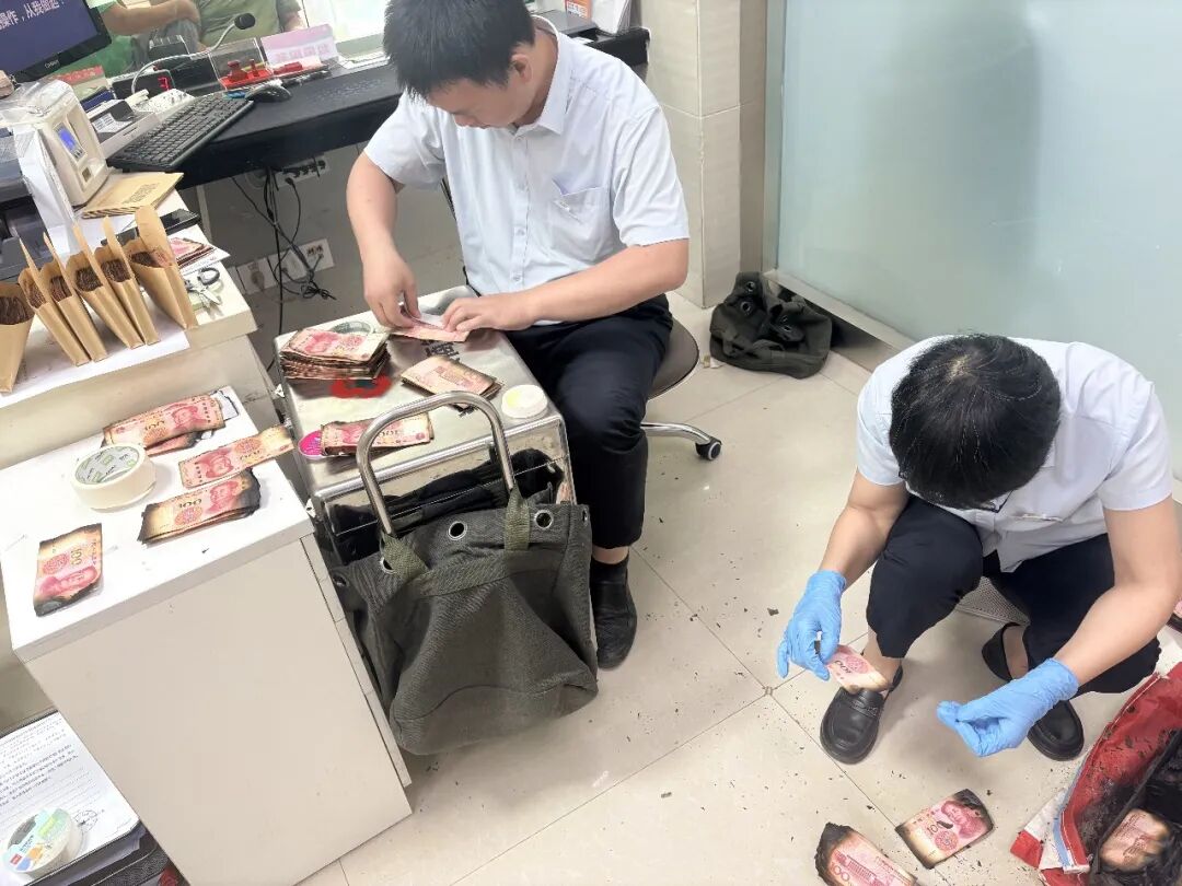 Hơn 700 triệu tiền dưỡng già cháy thành than, đôi vợ chồng mang đến ngân hàng: Kết quả không ai ngờ tới - Ảnh 3.