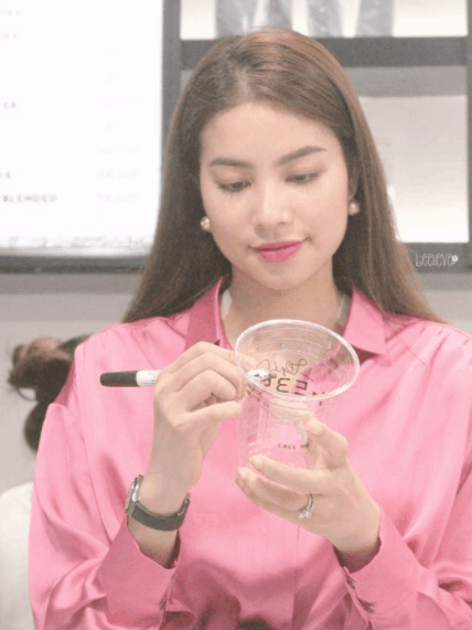 Hoa hậu Vbiz mở quán trà sữa ở đường Huỳnh Thúc Kháng, ngày khai trương bị nhóm người lạ tạt mắm tôm- Ảnh 1.