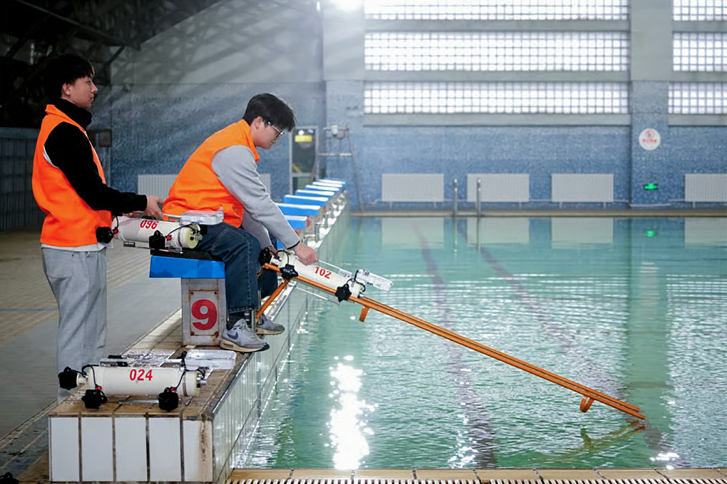 Phát hiện Trung Quốc thả đồng loạt 116 drone 5 kg xuống nước, di chuyển được 30 km suốt hơn 8 giờ, lập kỷ lục thế giới - Ảnh 1. Phát hiện Trung Quốc thả đồng loạt 116 drone 5 kg xuống nước, di chuyển được 30 km suốt hơn 8 giờ, lập kỷ lục thế giới - Ảnh 1.