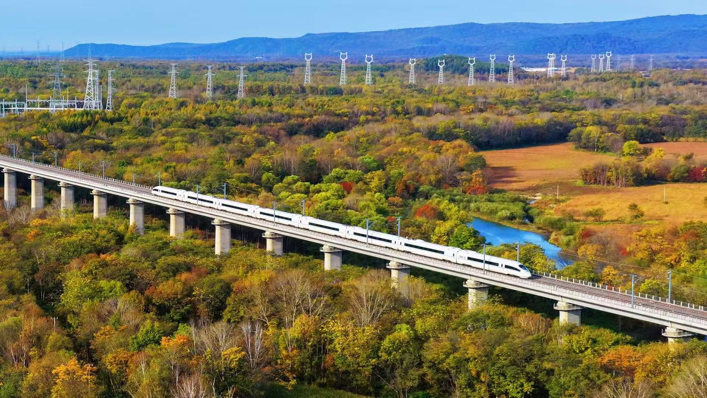 Trung Quốc vận hành tuyến đường sắt cao tốc dài 318 km, chạy qua vùng đất đóng băng vĩnh cửu, chịu lạnh tới -40°C - Ảnh 1.