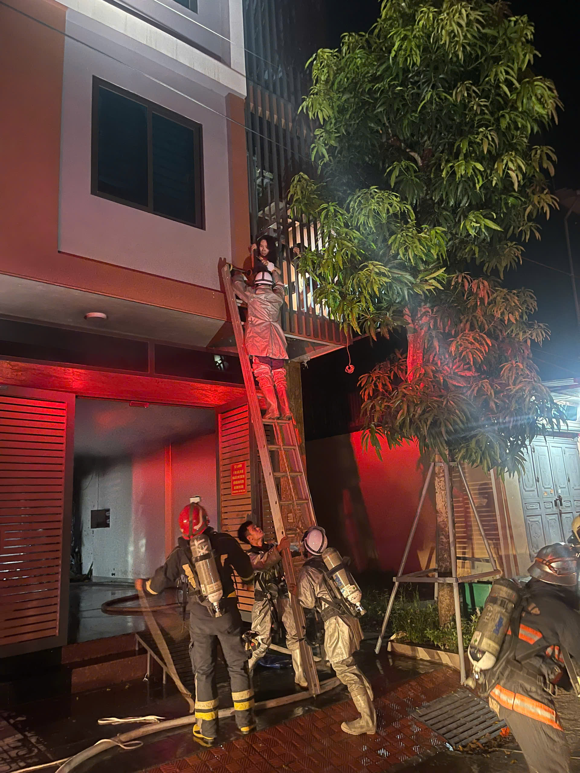 Hà Nội: Cảnh sát cắt “chuồng cọp”, giải cứu 2 người mắc kẹt trong đám cháy ở phường Phú Lương - Ảnh 1.