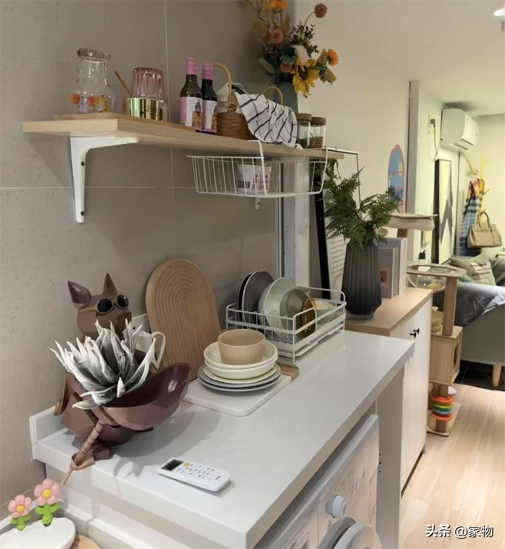 Căn hộ chỉ 15m² nhưng vẫn chia được 2 tầng: Phòng khách, bếp và giường đôi đều không thiếu- Ảnh 3.