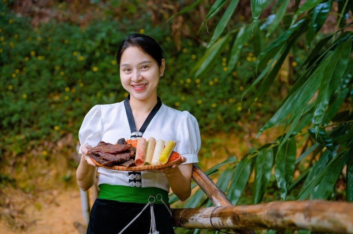 Trước khi biến mất khỏi MXH, Huyền Huho từng đứng sau hệ sinh thái 'khủng': Bán thịt trâu gác bếp, dầu gội, đồ ăn vặt… thu 60 tỷ đồng/năm- Ảnh 1.