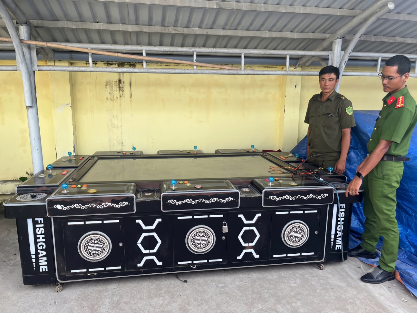 Công an kiểm tra quán game lúc 13 giờ 30 phút, đưa 4 người về trụ sở làm việc - Ảnh 3.