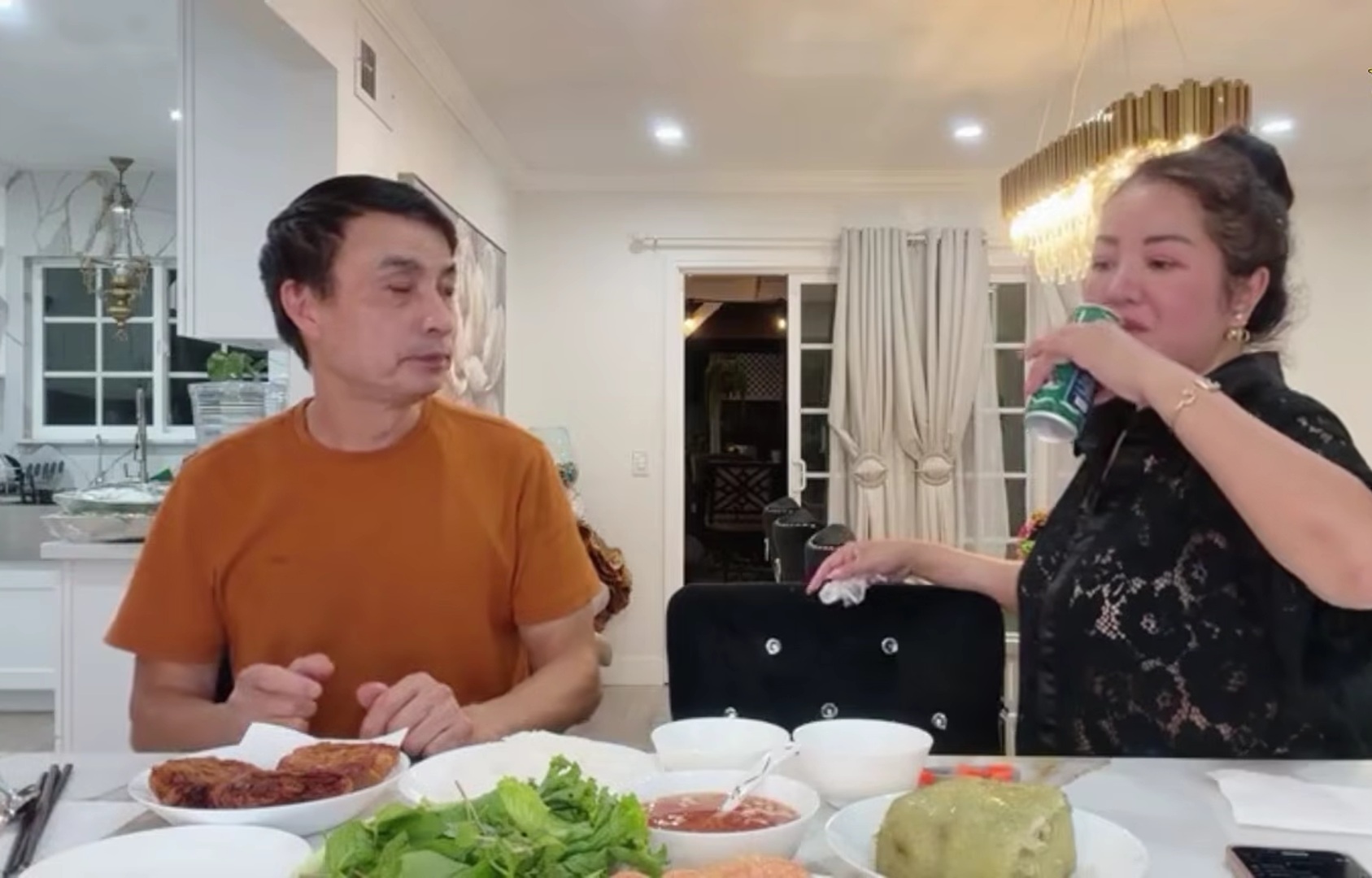 "Bé Xuân Mai bảo Tuấn Cảnh: Cha ơi đừng đi làm nữa, để con đi hát kiếm tiền nuôi cha" - Ảnh 1.