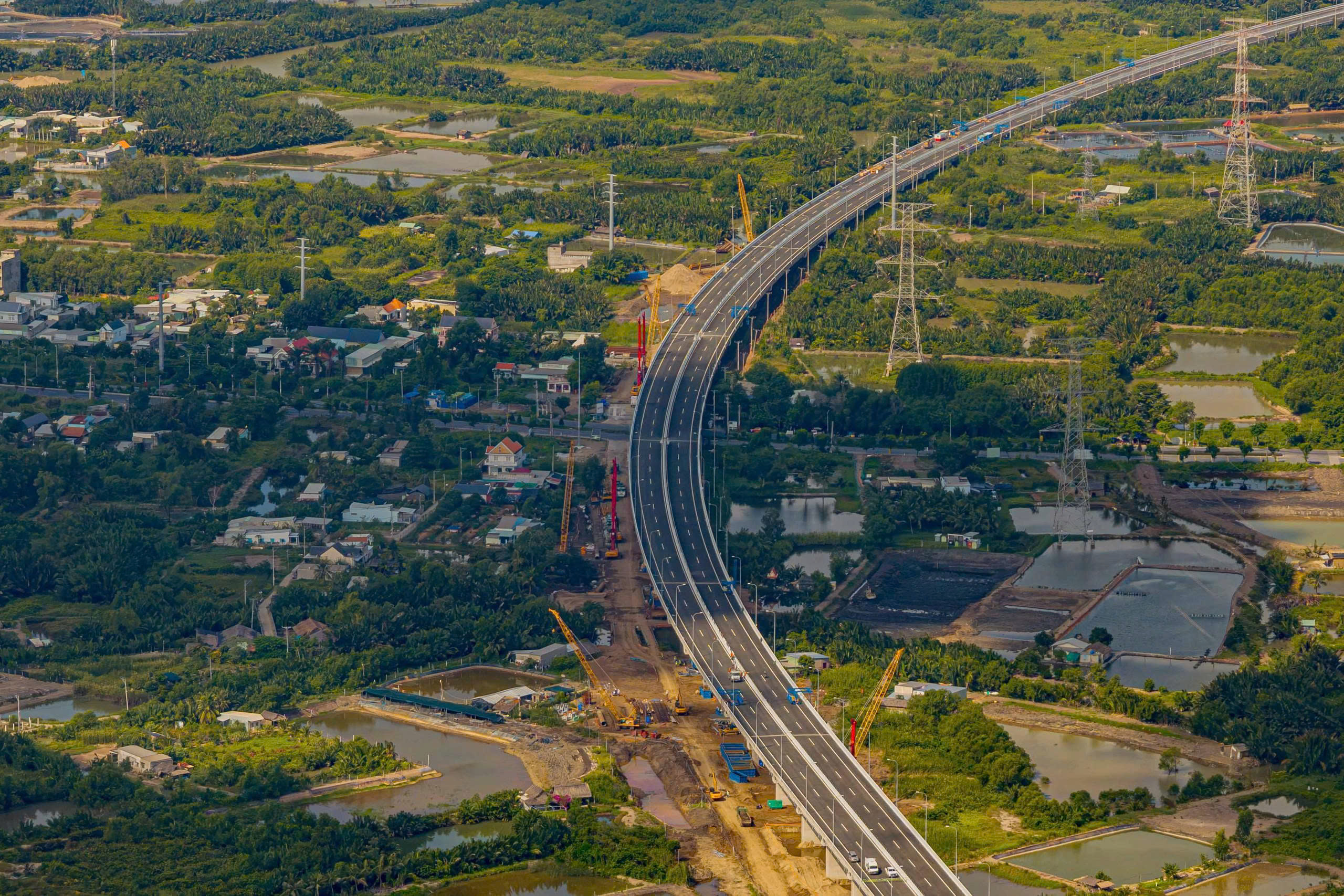 Hôm nay, tuyến cao tốc dài gần 58km chính thức khai thác, nối thành phố giàu nhất Việt Nam với tỉnh có sân bay lớn nhất cả nước- Ảnh 2. Hôm nay, tuyến cao tốc dài gần 58km chính thức khai thác, nối thành phố giàu nhất Việt Nam với tỉnh có sân bay lớn nhất cả nước- Ảnh 2.