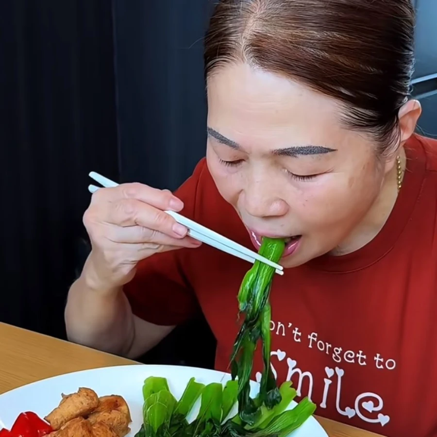 Người mẹ 62 tuổi giảm 18kg trong hơn 3 tháng, từ một phụ nữ trung niên bình thường trở thành một "bách khoa toàn thư" về giảm cân nhờ 5 thay đổi - Ảnh 2.