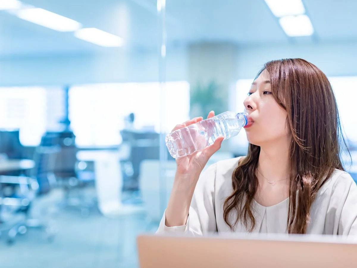 Muốn tỉnh táo cả ngày mà không cần uống cà phê liên tục: Chuyên gia dinh dưỡng chỉ 3 thói quen rất dễ làm - Ảnh 3.