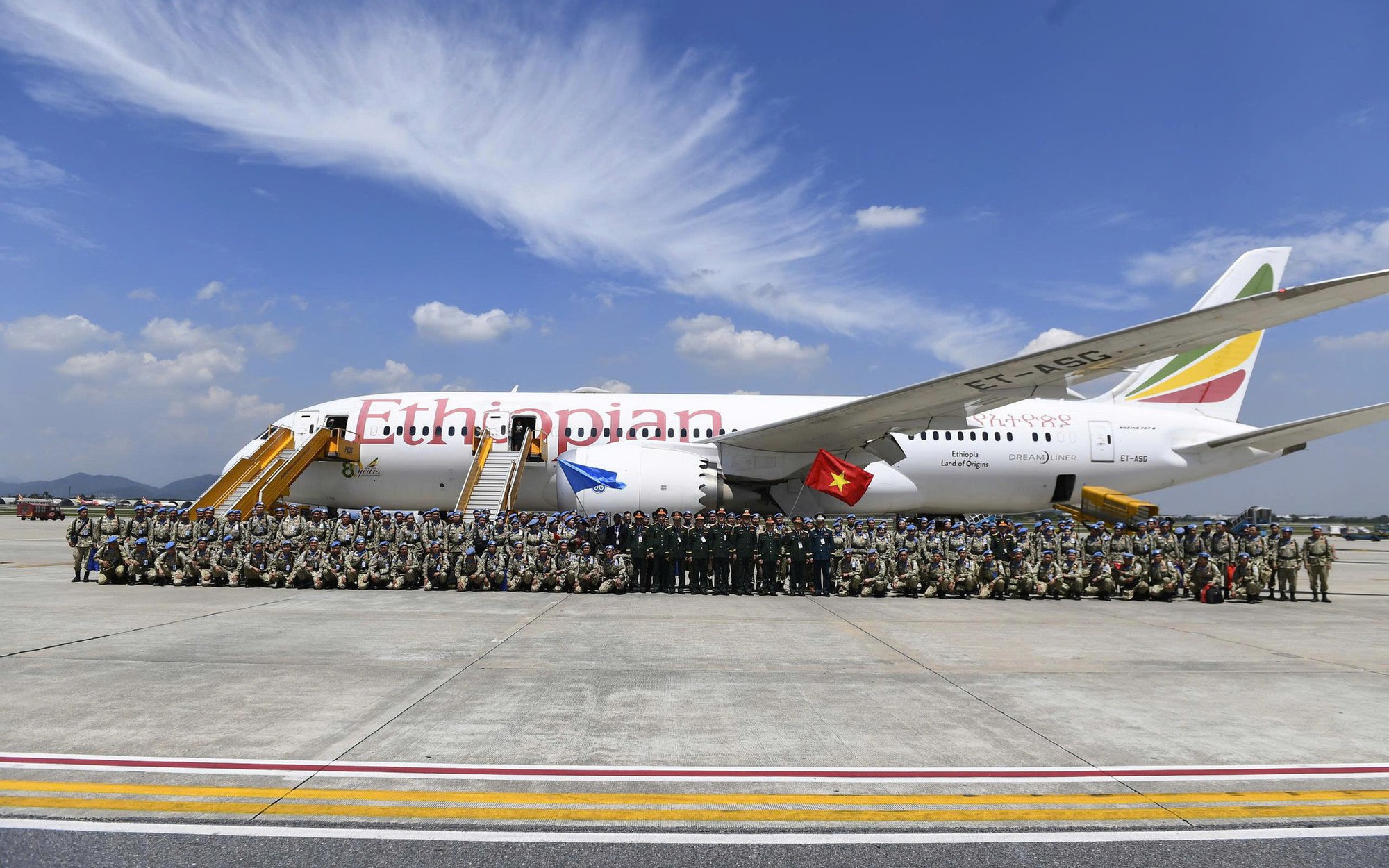 Chiếc Boeing 787 đặc biệt vừa hạ cánh xuống sân bay Nội Bài, đưa một lực lượng Việt Nam trở về sau khi thực hiện nhiệm vụ quốc tế quan trọng: Thượng tướng Nguyễn Trường Thắng ra đón