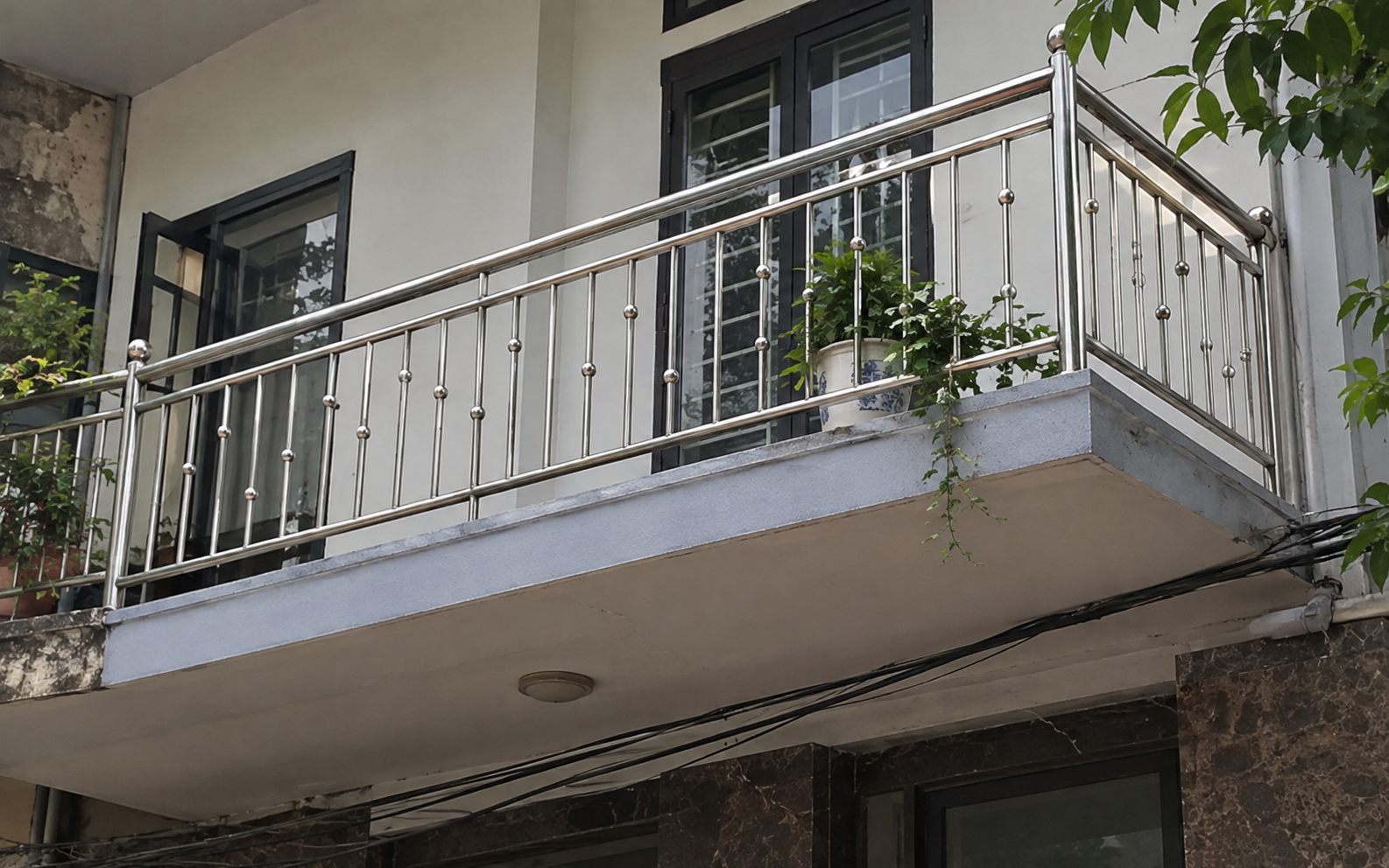 Tại sao ngày càng nhiều gia đình không còn làm lan can inox? 2 vật liệu mới giúp mặt tiền thoáng, đẹp, hiện đại hơn - Ảnh 1.
