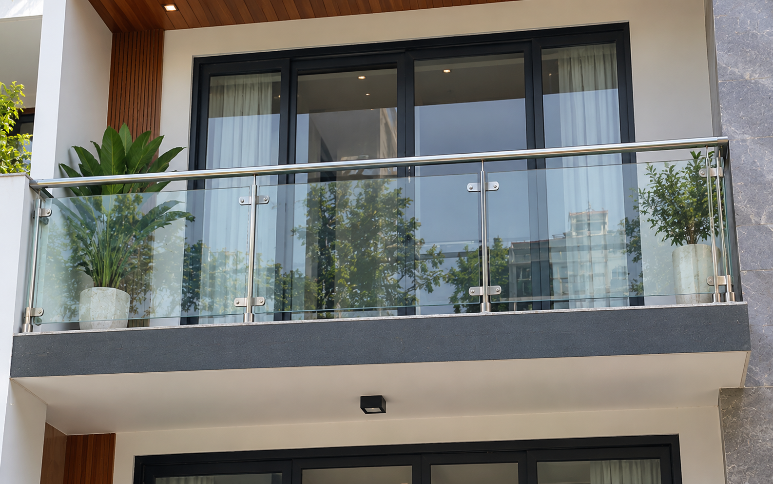 Tại sao ngày càng nhiều gia đình không còn làm lan can inox? 2 vật liệu mới giúp mặt tiền thoáng, đẹp, hiện đại hơn - Ảnh 2.