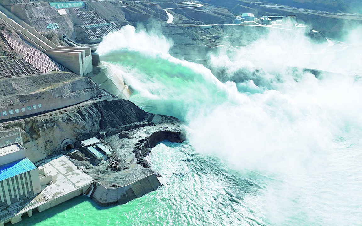 Đập thuỷ điện cao bằng toà nhà 80 tầng, công suất 750.000 kW hoàn thành, sản xuất gần 1,9 tỷ kWh điện/năm, xác lập một kỷ lục thế giới