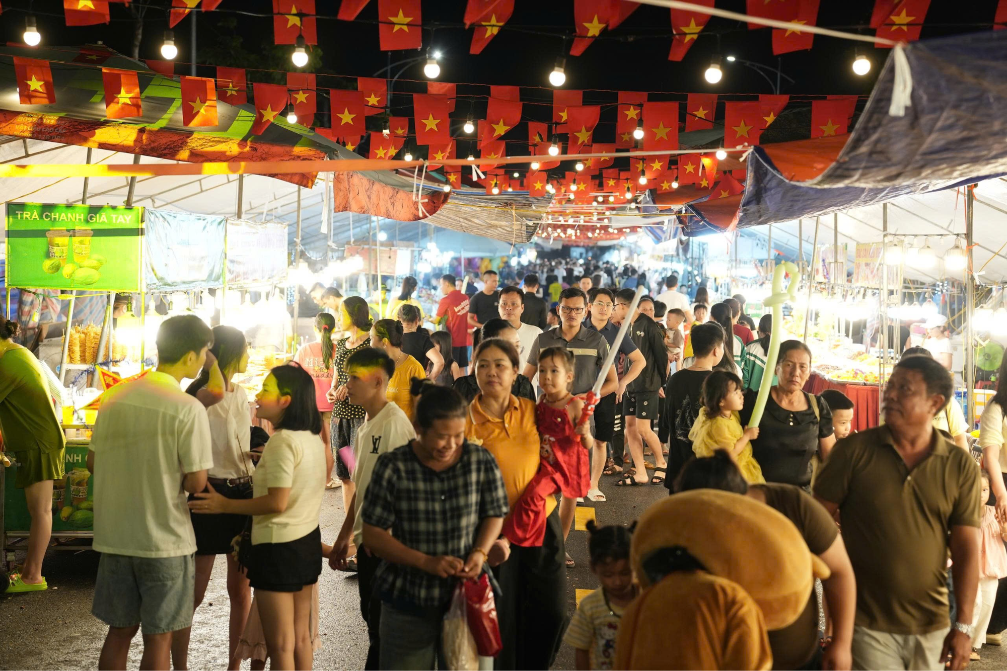 Hơn 30.000 lượt khách trong 3 ngày: Bài toán thương mại Shophouse Elite Residence - Ảnh 1.
