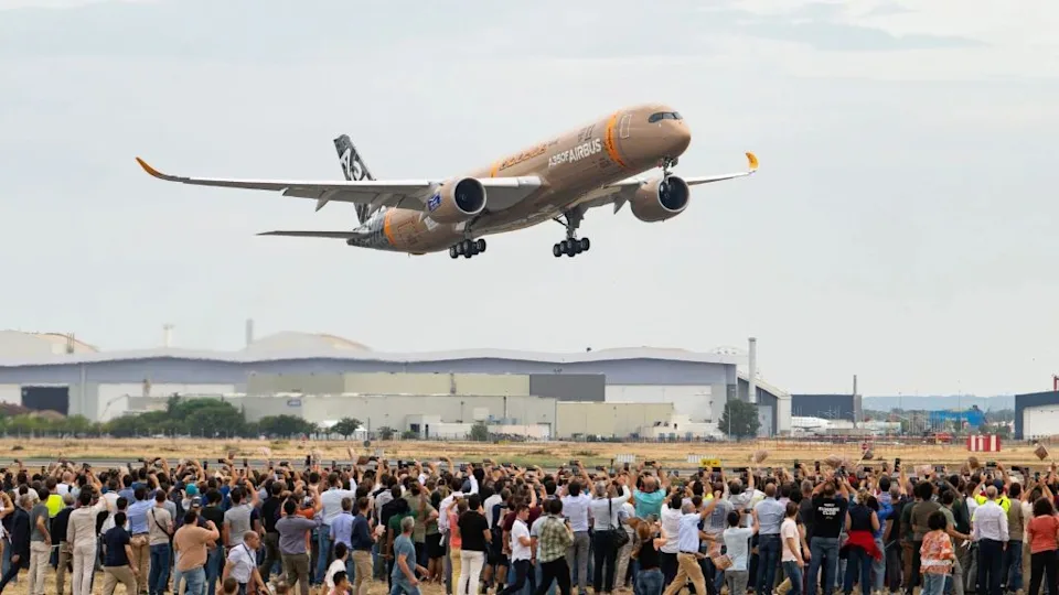 Một máy bay khổng lồ của Airbus dài gần 71m, sải cánh gần 65m vừa lần đầu cất cánh: Bay liên tục trong hơn 4 giờ, sở hữu cánh cửa lớn nhất ngành, trọng lượng chở được tương đương 11 trực thăng Black Hawk - Ảnh 2.