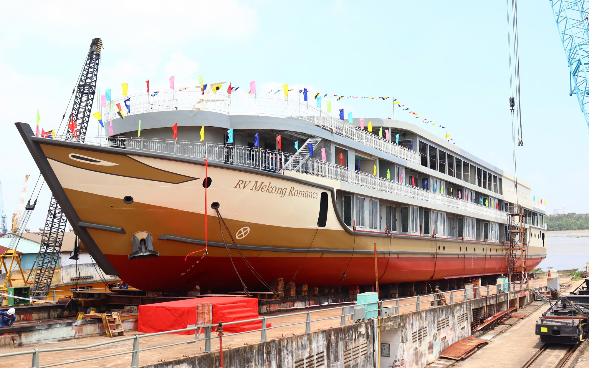 Việt Nam vừa có thêm siêu tàu 100 tỷ đồng được hạ thủy, dài hơn 93m, rộng 14m, cao 3 tầng: Thiết kế như "khách sạn nổi", hành trình dự kiến xuyên sang 1 nước láng giềng
