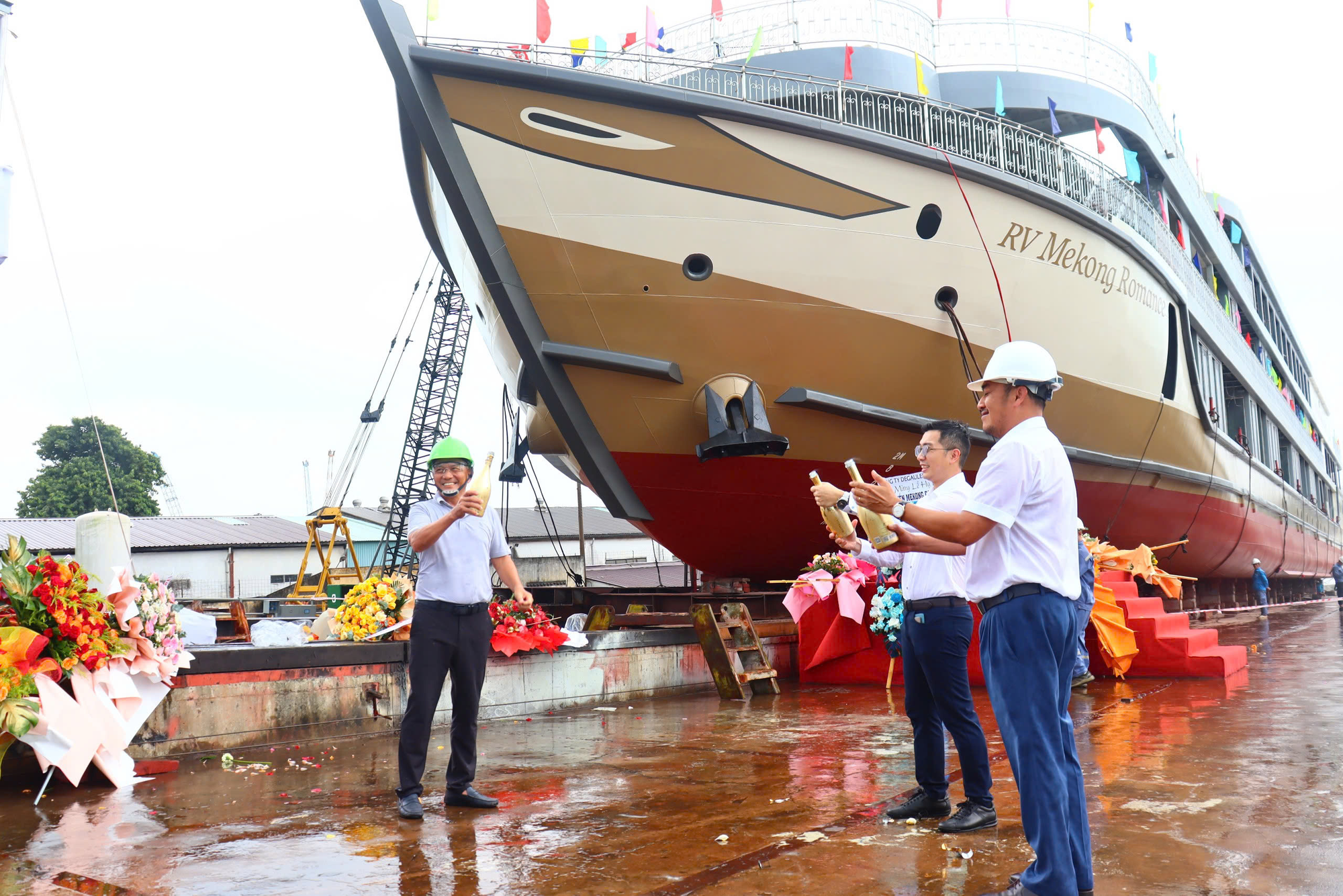 Việt Nam vừa có thêm siêu tàu 100 tỷ đồng được hạ thủy, dài hơn 93m, rộng 14m, cao 3 tầng: Thiết kế như "khách sạn nổi", hành trình dự kiến xuyên sang 1 nước láng giềng - Ảnh 2.