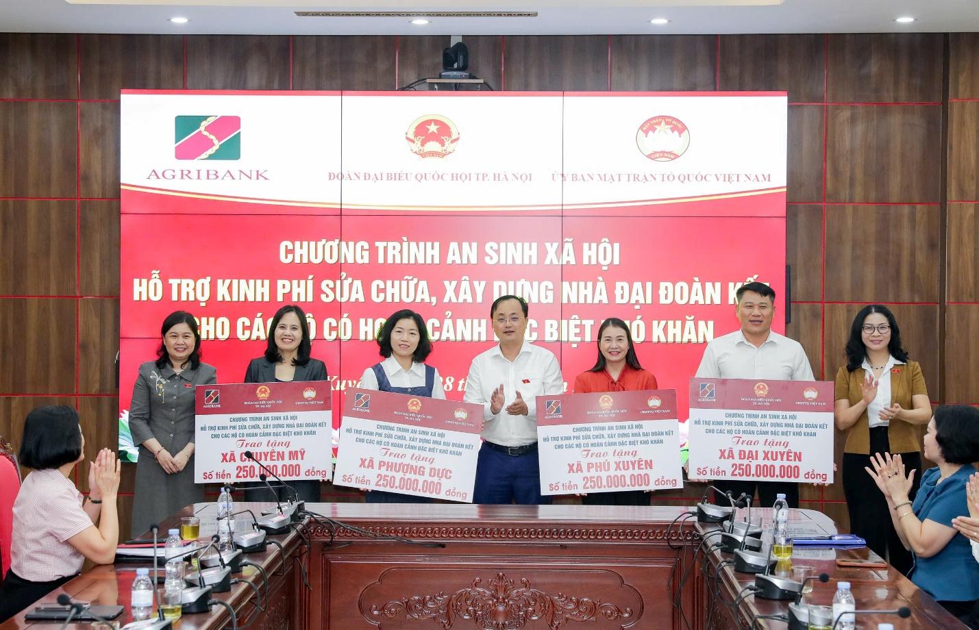 Agribank cùng Đoàn đại biểu Quốc hội thành phố Hà Nội trao 1 tỷ đồng hỗ trợ xây dựng Nhà Đại đoàn kết - Ảnh 2.