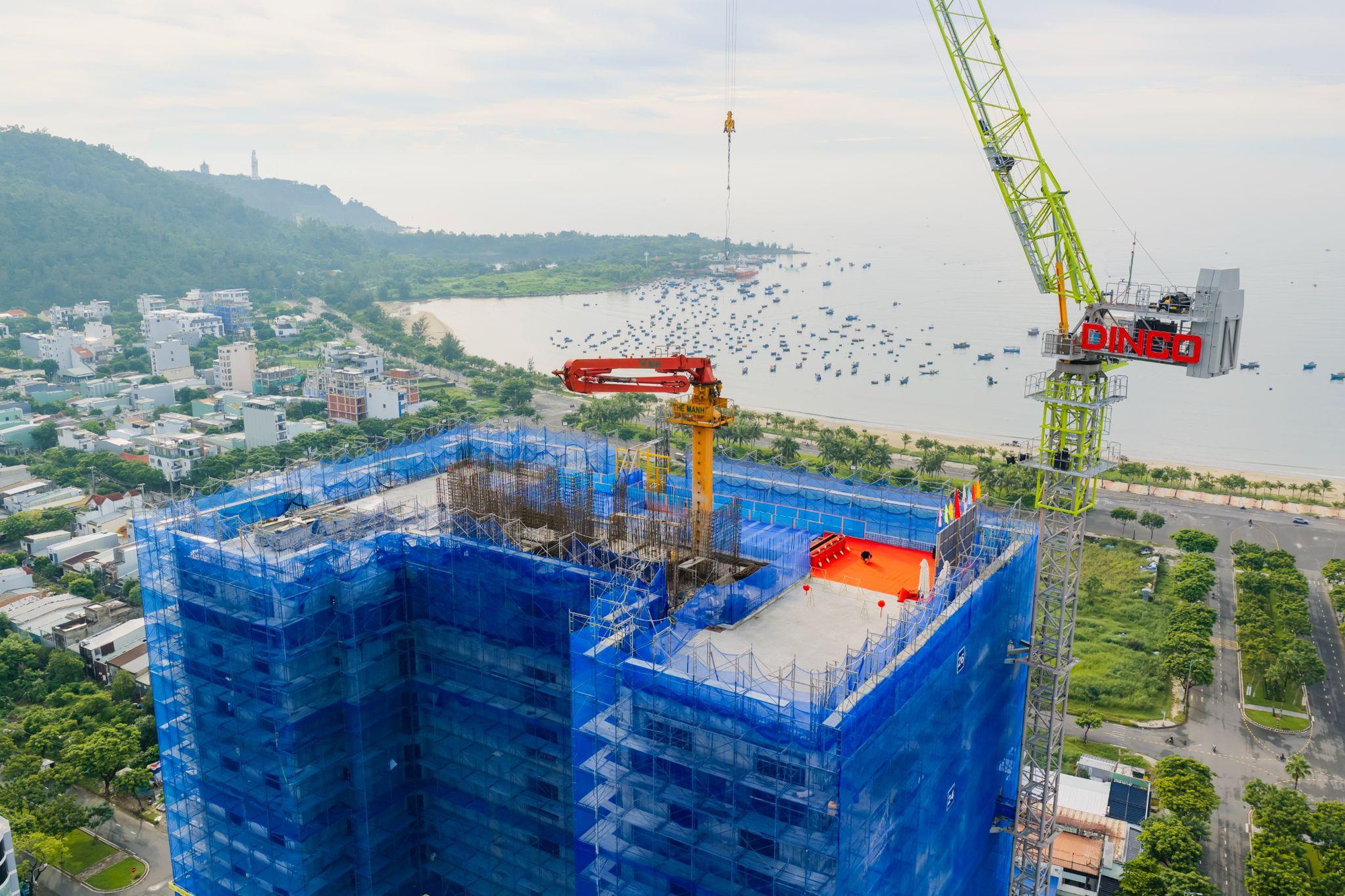 Hoàn thành cất nóc chung cư tháp đại dương Aqua Tower - Ảnh 2.