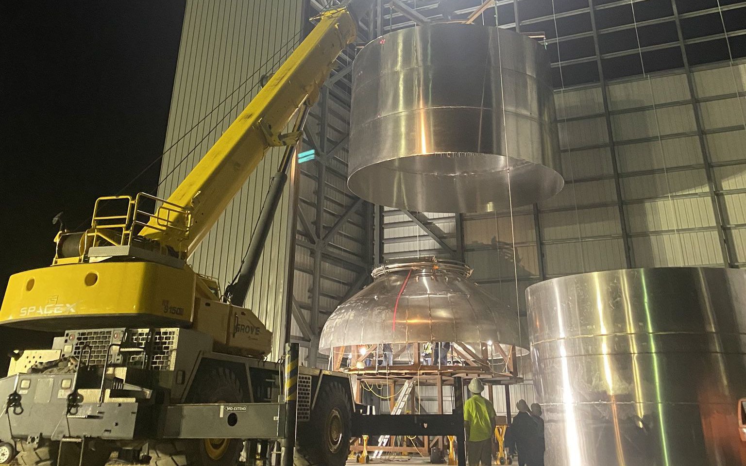 Hàn những vòng tròn thép không gỉ lại với nhau rồi phóng lên vũ trụ, Elon Musk vừa làm nên lịch sử