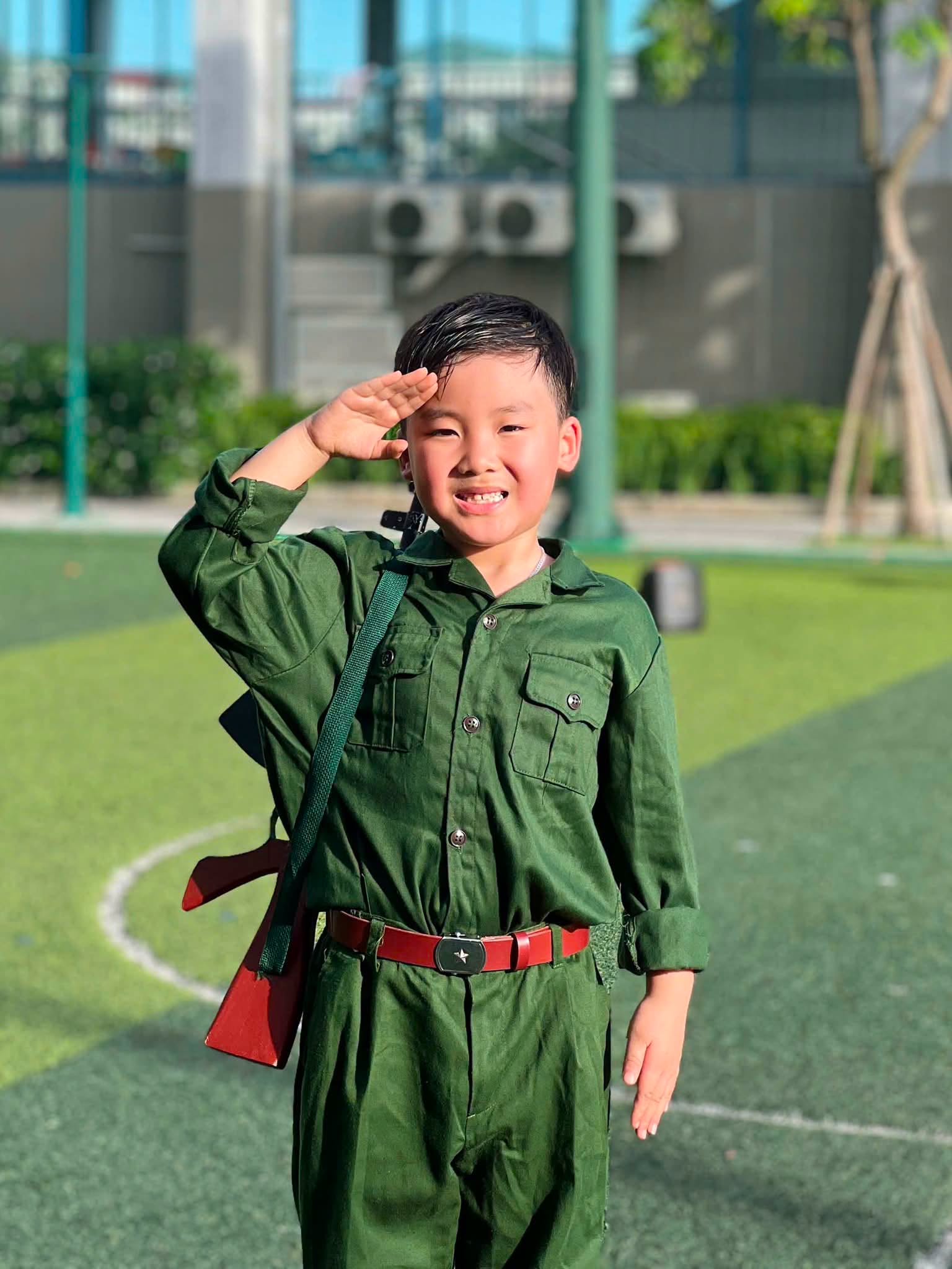 Con trai Hòa Minzy cao lớn phổng phao, nhận nhiệm vụ đặc biệt trong kỳ nghỉ lễ- Ảnh 1.