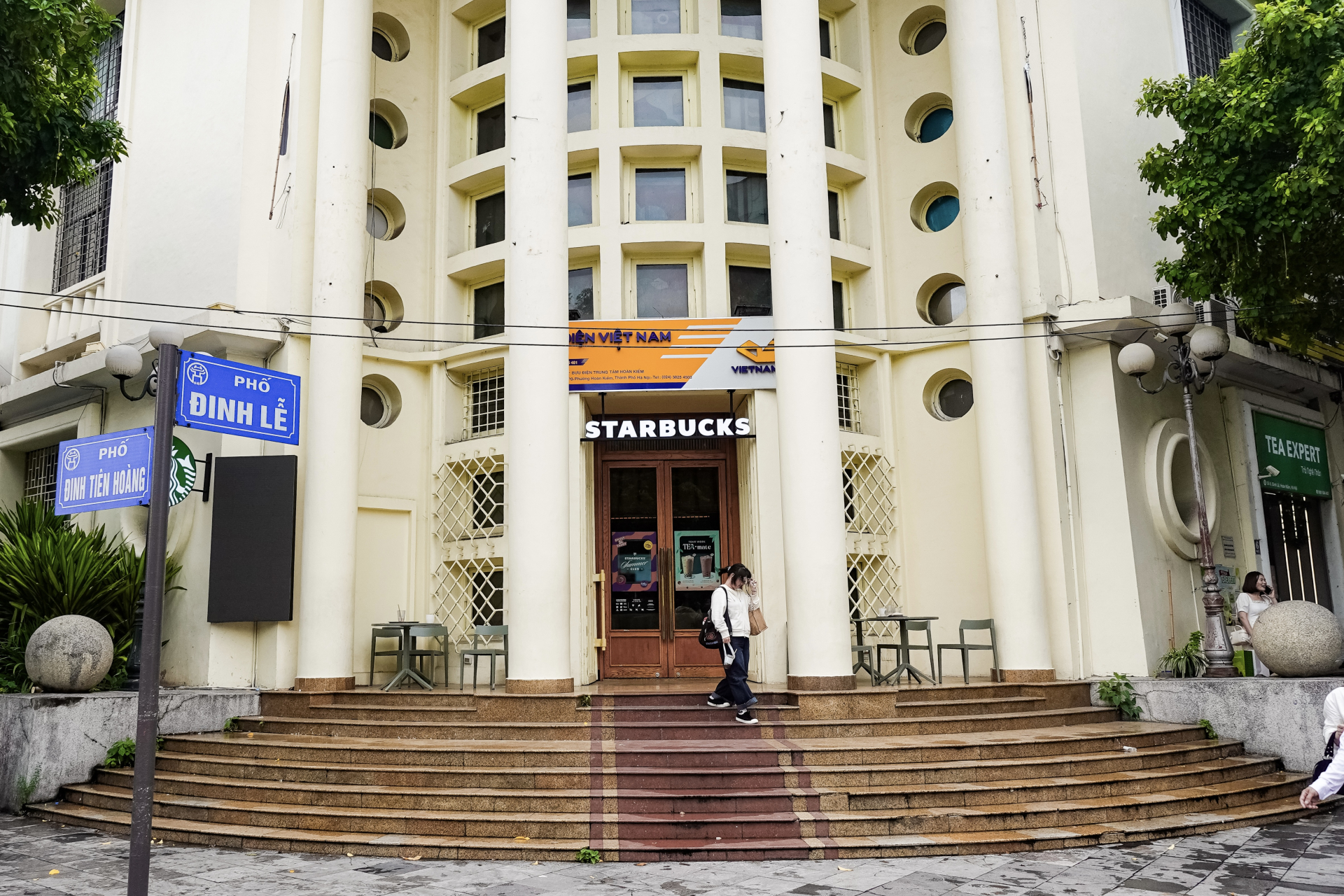 Bưu điện Hà Nội trở thành 'miếng bánh béo bở': 4 ông lớn F&B cùng đổ về 'đất vàng' bên Hồ Gươm- Ảnh 1.