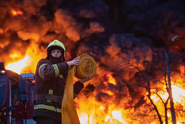 CNN: Nga tấn công trụ sở an ninh Ukraine, Kiev cứu hộ khẩn cấp - Kremlin ra tuyên bố cứng rắn- Ảnh 1. CNN: Nga tấn công trụ sở an ninh Ukraine, Kiev cứu hộ khẩn cấp - Kremlin ra tuyên bố cứng rắn- Ảnh 1.