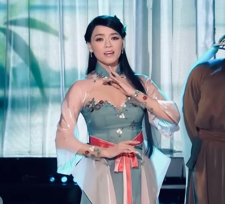 Nữ ca sĩ 45 tuổi chưa chồng: "Tôi chọn người giàu" - Ảnh 1.