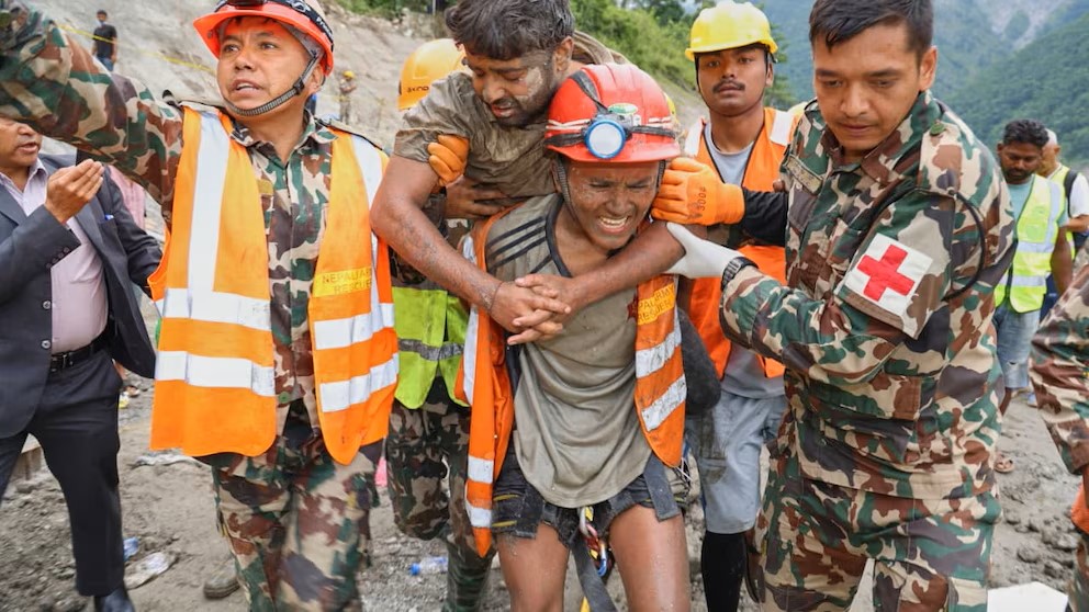 Phép màu sau 9 ngày dưới lòng núi Nepal: Đội cứu hộ nghe thấy tiếng người trong đường hầm, 2 công nhân được giải cứu thành công- Ảnh 1.