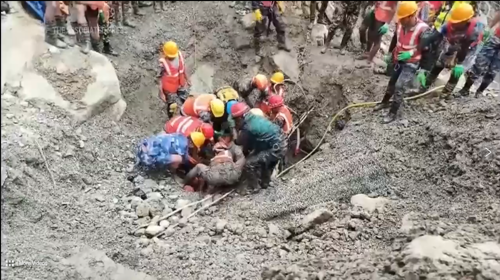 Phép màu sau 9 ngày dưới lòng núi Nepal: Đội cứu hộ nghe thấy tiếng người trong đường hầm, 2 công nhân được giải cứu thành công- Ảnh 4.