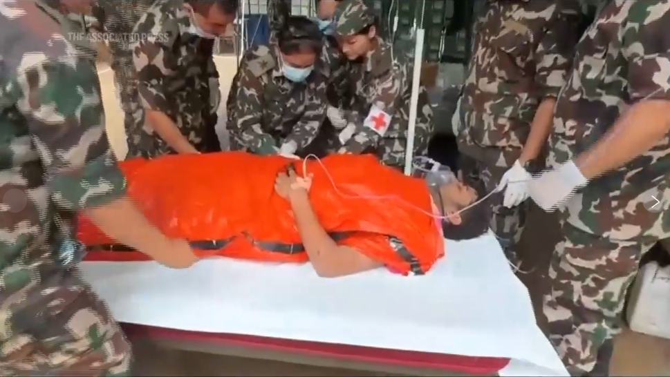 Phép màu sau 9 ngày dưới lòng núi Nepal: Đội cứu hộ nghe thấy tiếng người trong đường hầm, 2 công nhân được giải cứu thành công- Ảnh 2.
