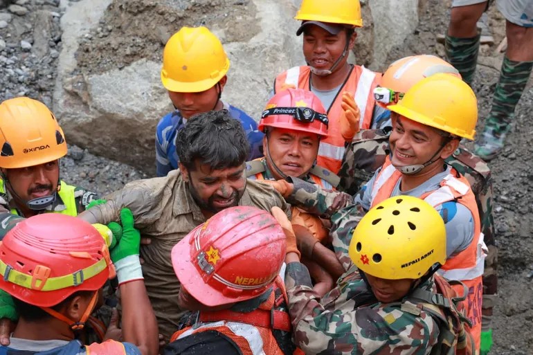 Phép màu sau 9 ngày dưới lòng núi Nepal: Đội cứu hộ nghe thấy tiếng người trong đường hầm, 2 công nhân được giải cứu thành công- Ảnh 3.