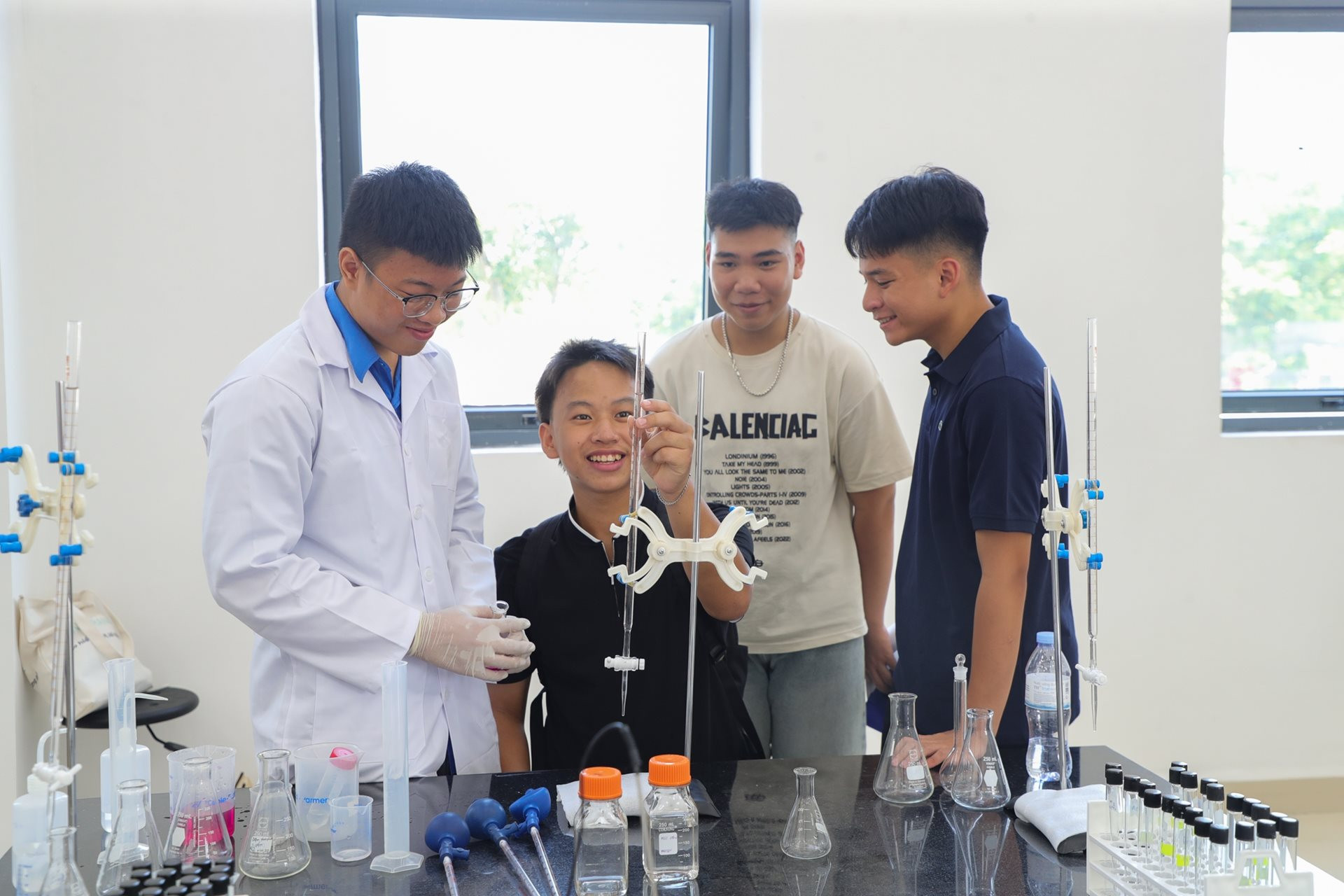 Đại học rộng nhất Việt Nam chính thức đón 17.000 sinh viên: Lộ diện loạt công trình hiện đại, sắp có tuyến metro 65.000 tỷ đồng kết nối trực tiếp trung tâm Hà Nội- Ảnh 7.