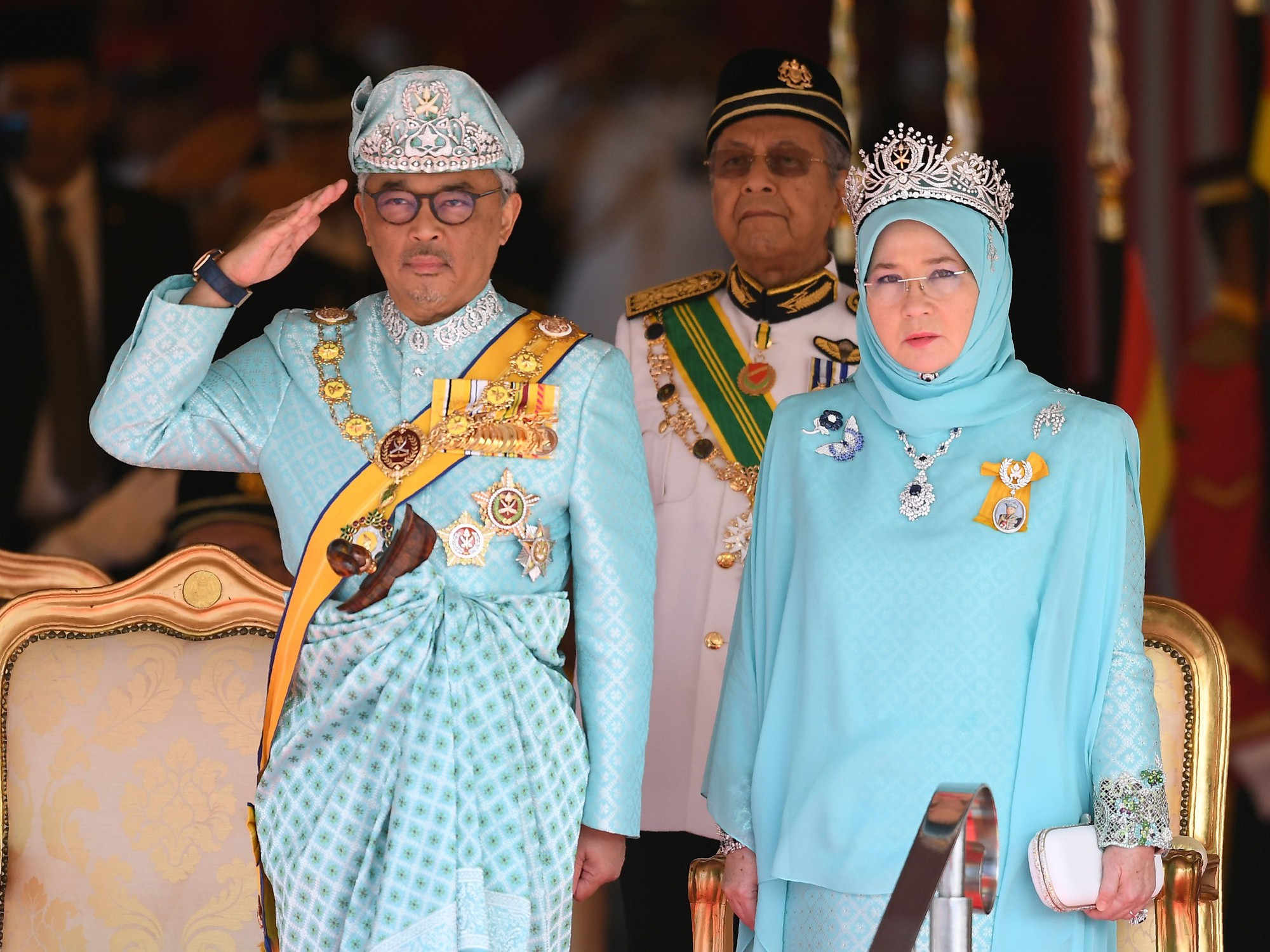 Công chúa Malaysia cưới chồng, thay liền 2 vương miện kim cương: Có món trang sức hơn 100 năm tuổi được mẹ kế trao lại - Ảnh 2.